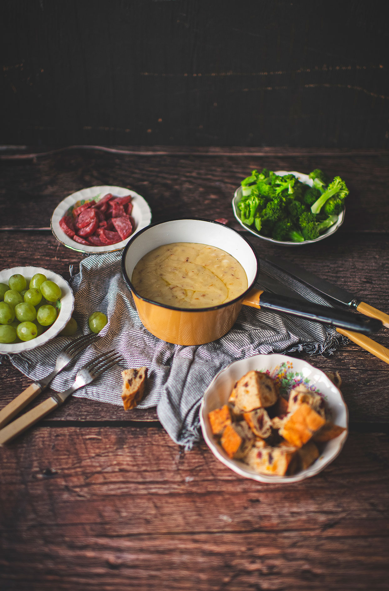 Fondue au fromage fumé avec oignons caramélisés à la bière