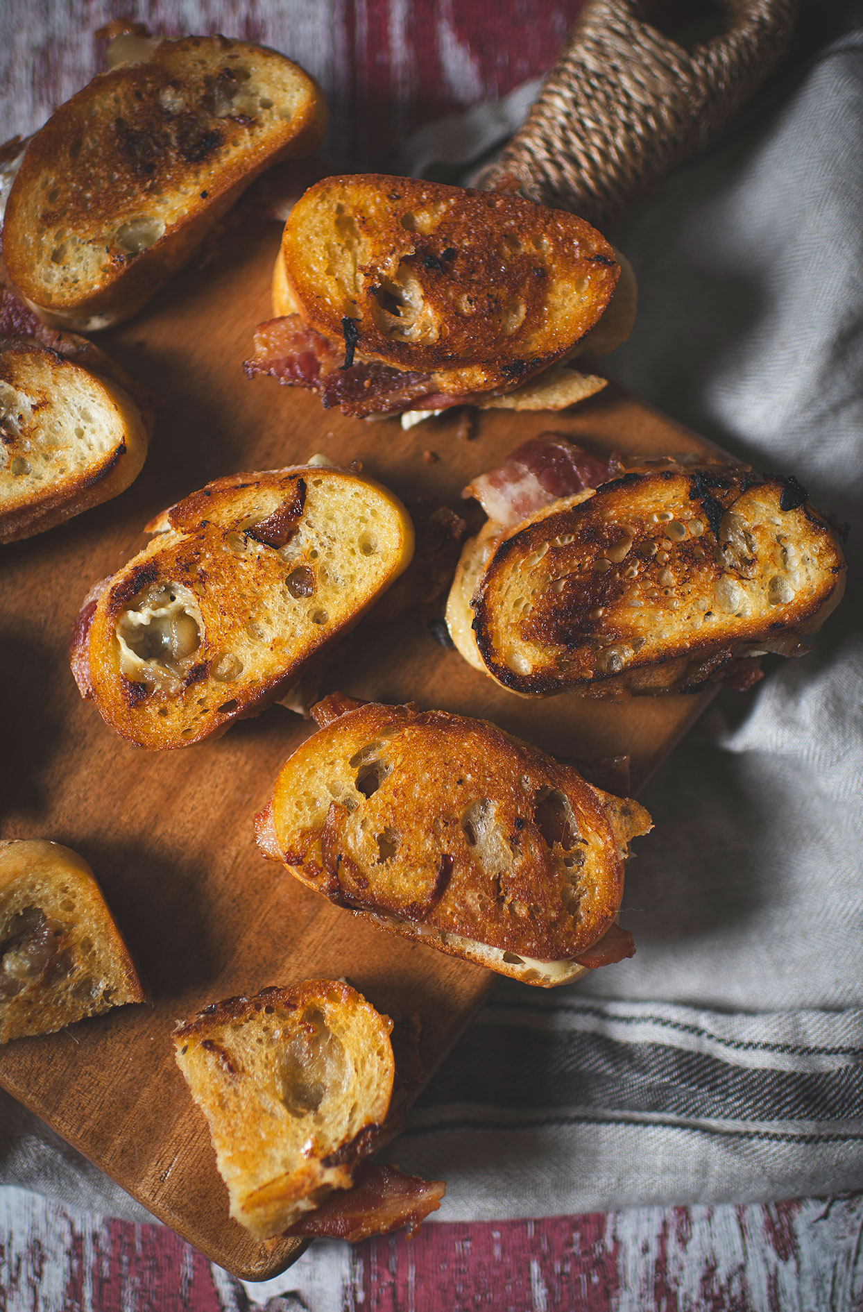 Mini grilled cheese au brie, oignons caramélisés et bacon à l’érable