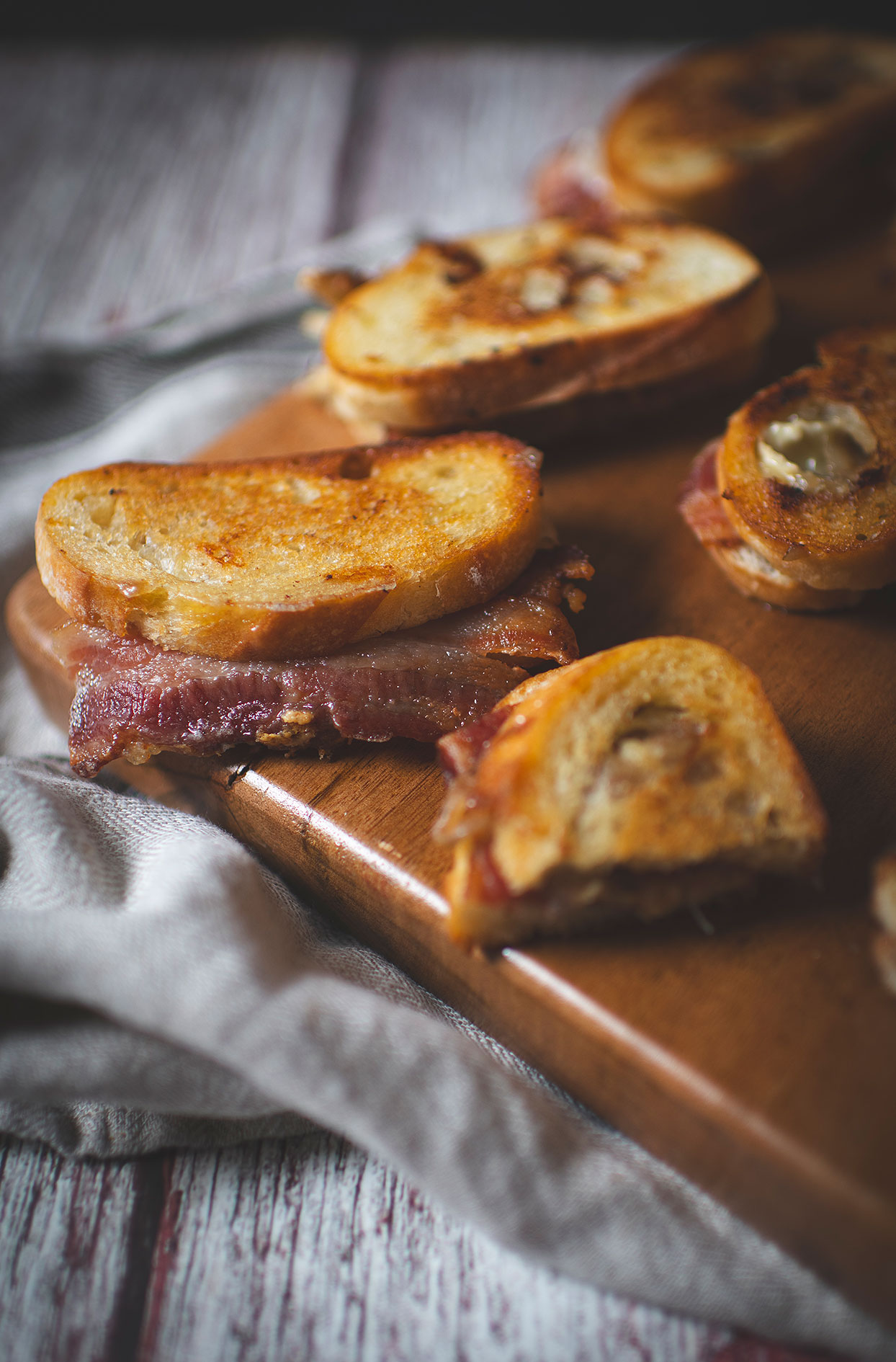 Mini grilled cheese au brie, oignons caramélisés et bacon à l’érable