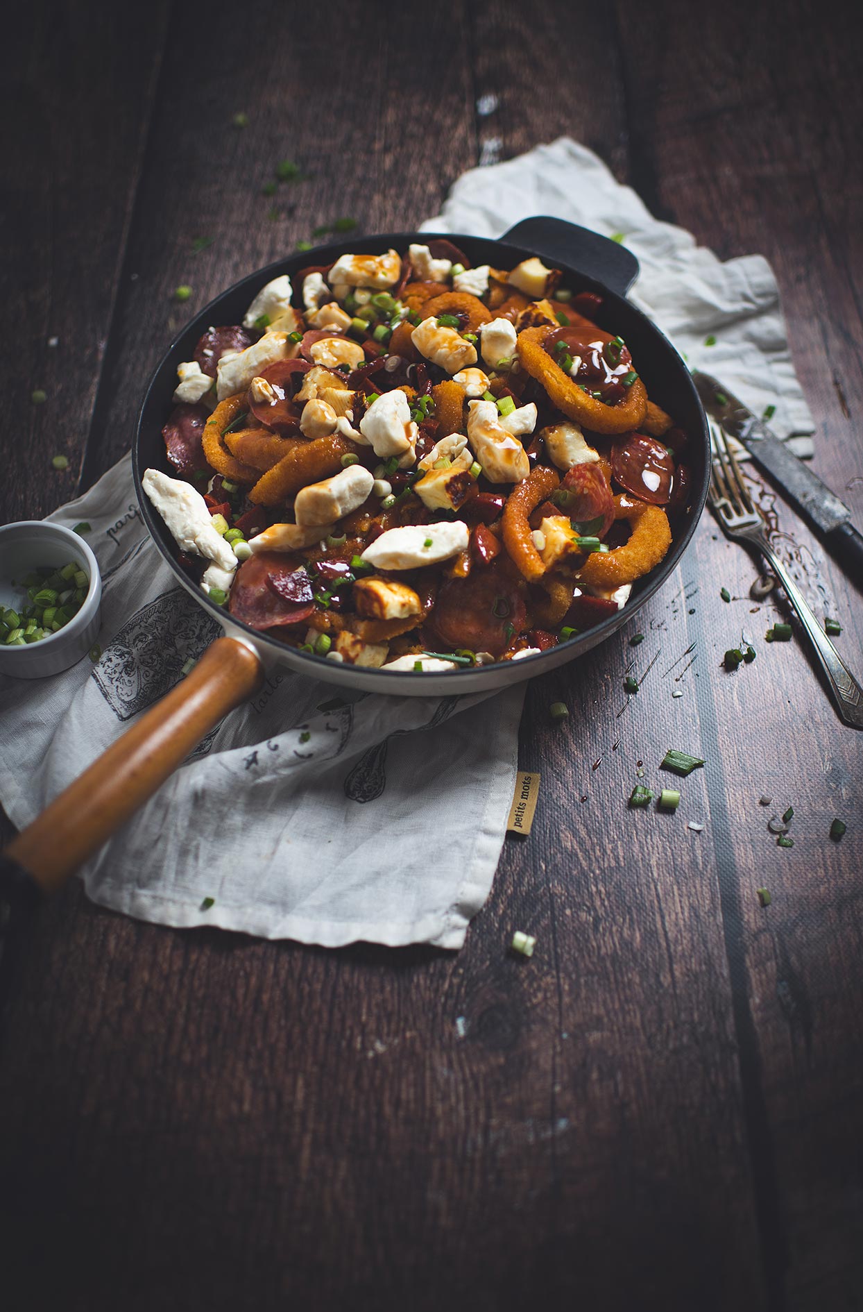 Poutine à la rondelle d’oignon avec chorizo, salami et haloumi