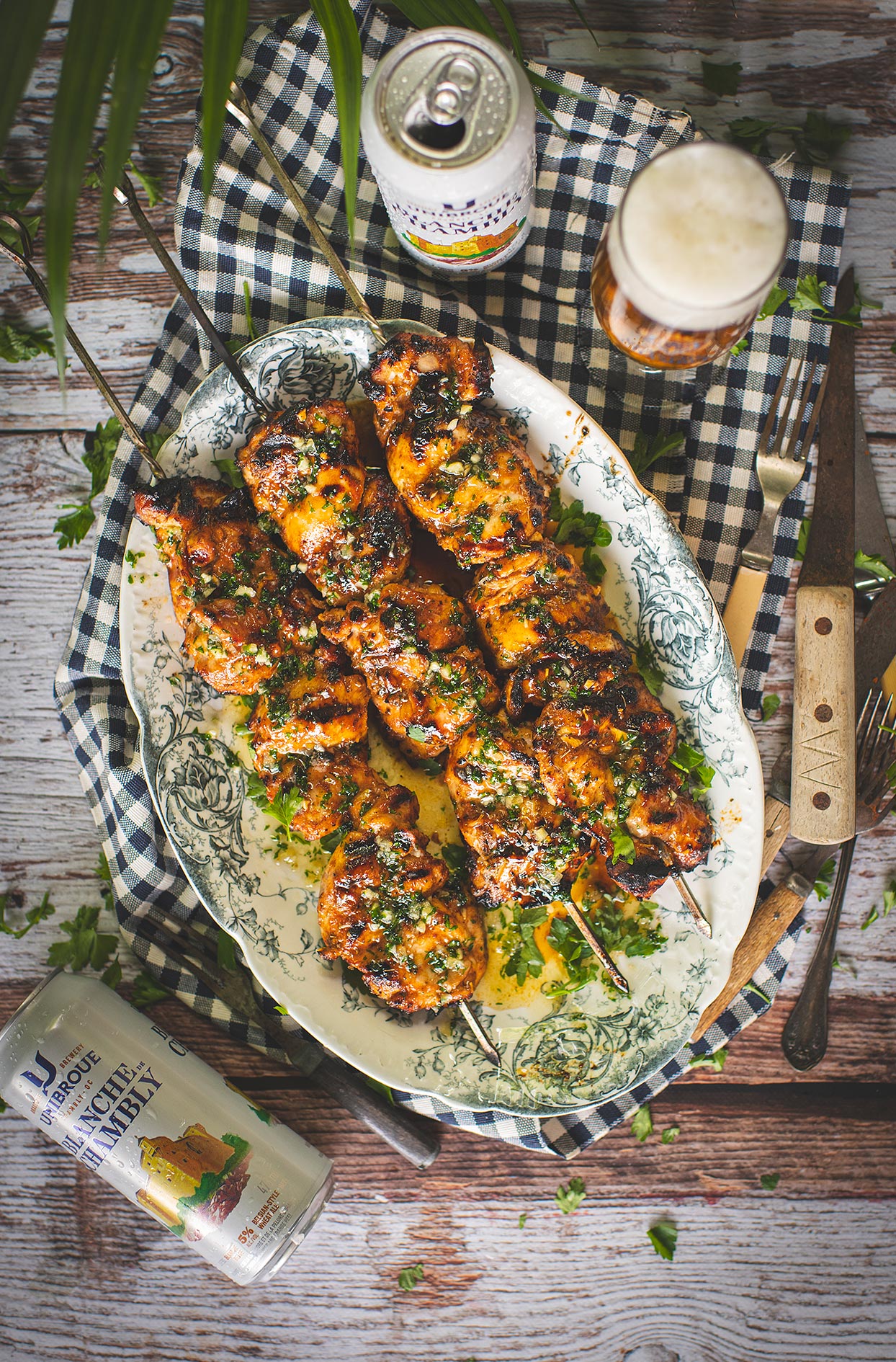 Hauts de cuisses de poulet au miel, à l’ail et à la bière blanche