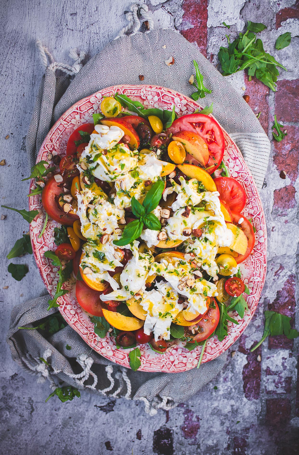 Salade de burrata, pêches et tomates avec vinaigrette au miel