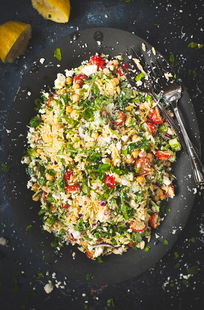 Salade d’orzo citronnée à la feta et pois chiches