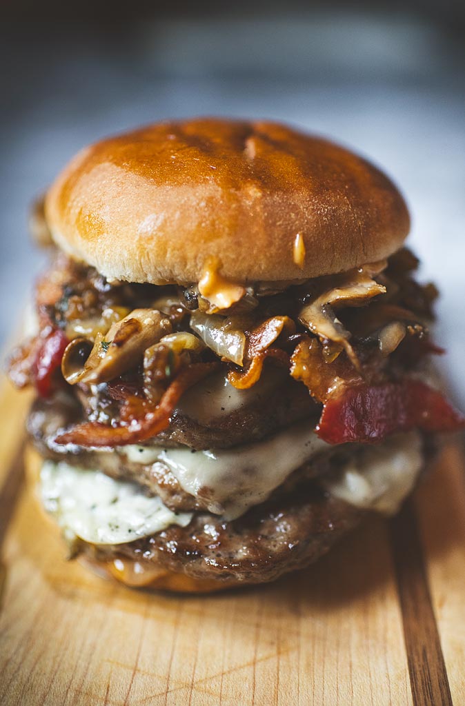 Smash burger aux champignons, fromage suisse et bacon