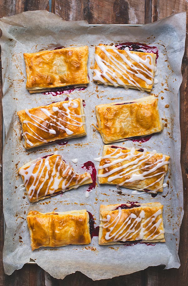 Toaster strudels maison avec confiture aux framboises et aux cerises