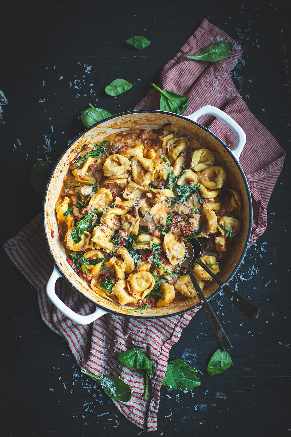 Tortellinis crémeux à la tomate séchée et aux champignons