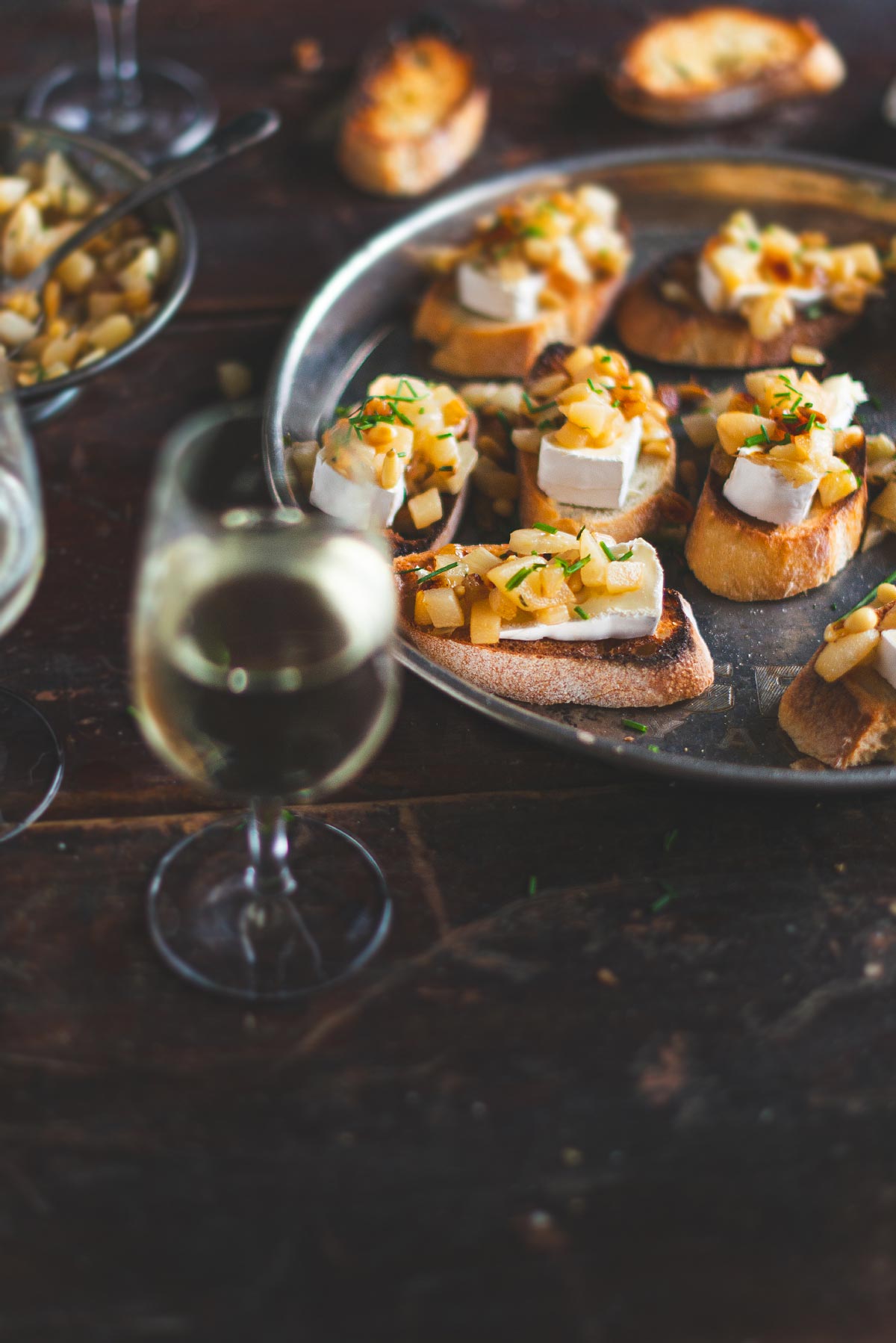Croûtons de brie aux poires et au fenouil caramélisés