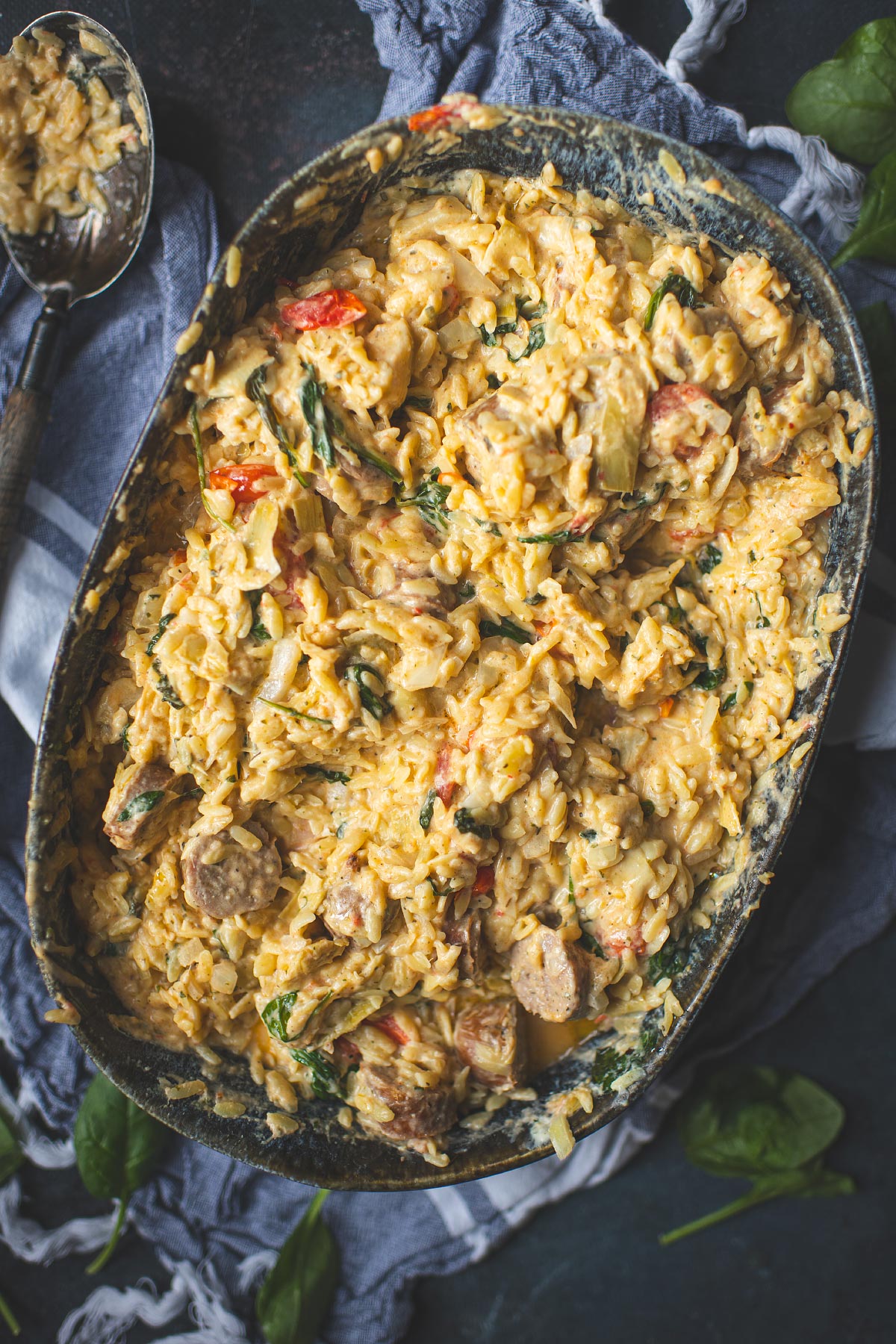 Orzo crémeux au Boursin, saucisses italiennes et artichauts