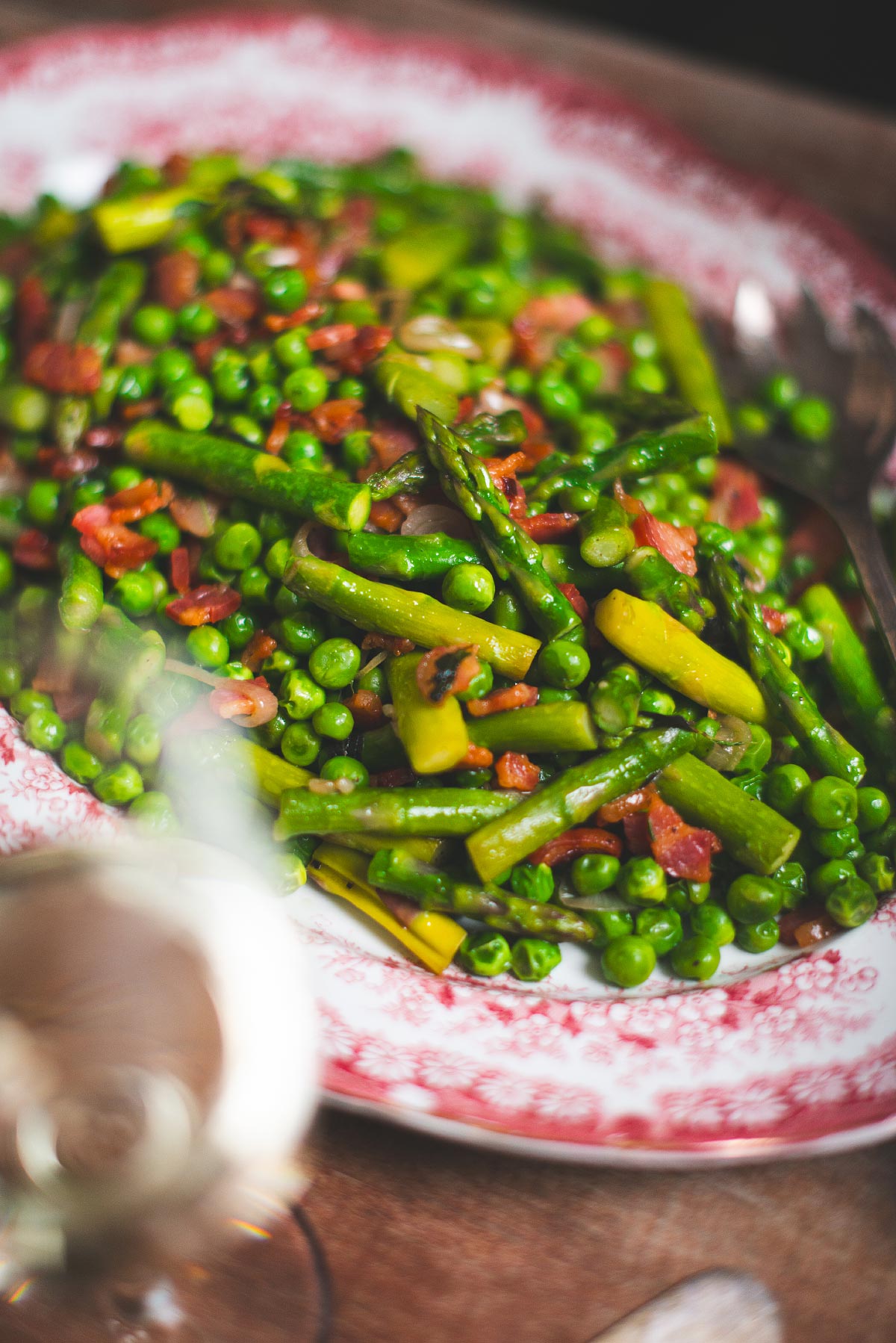 Sauté de petits pois et d’asperges avec pancetta grillée
