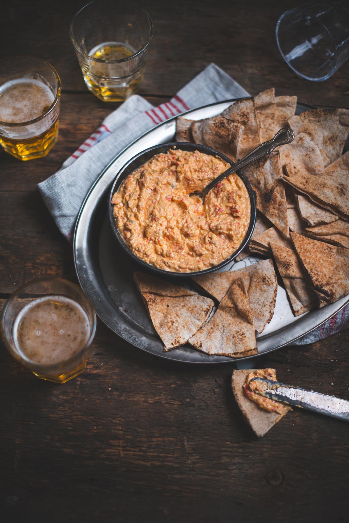 Trempette de féta, poivrons rouges et artichauts grillés