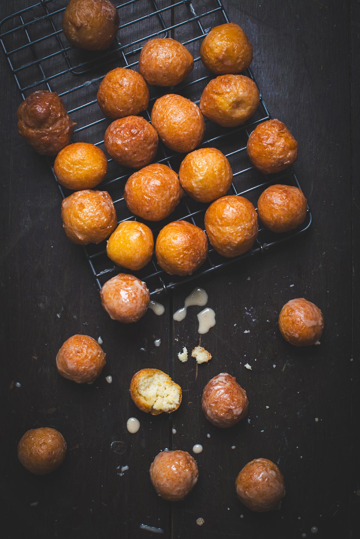 Trous de beigne à l’érable avec glaçage au Baileys