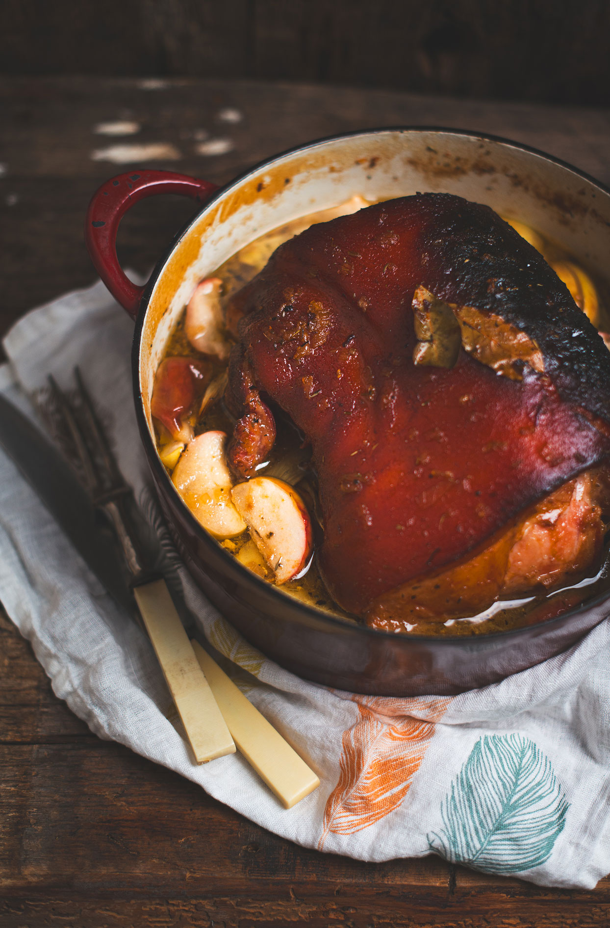 Jambon à la bière avec pommes et fenouil rôtis