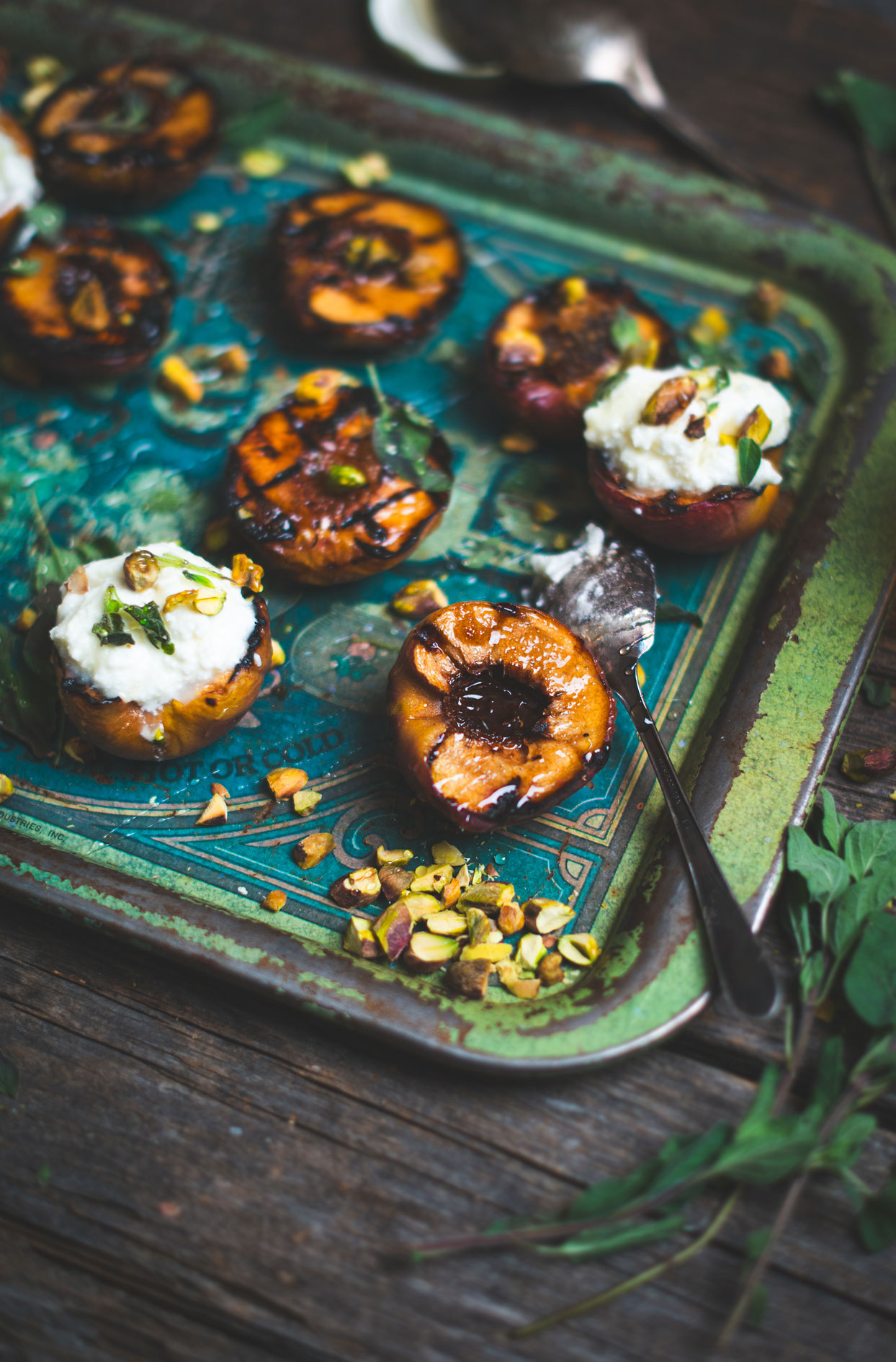 Pêches grillées avec ricotta, miel et origan frais