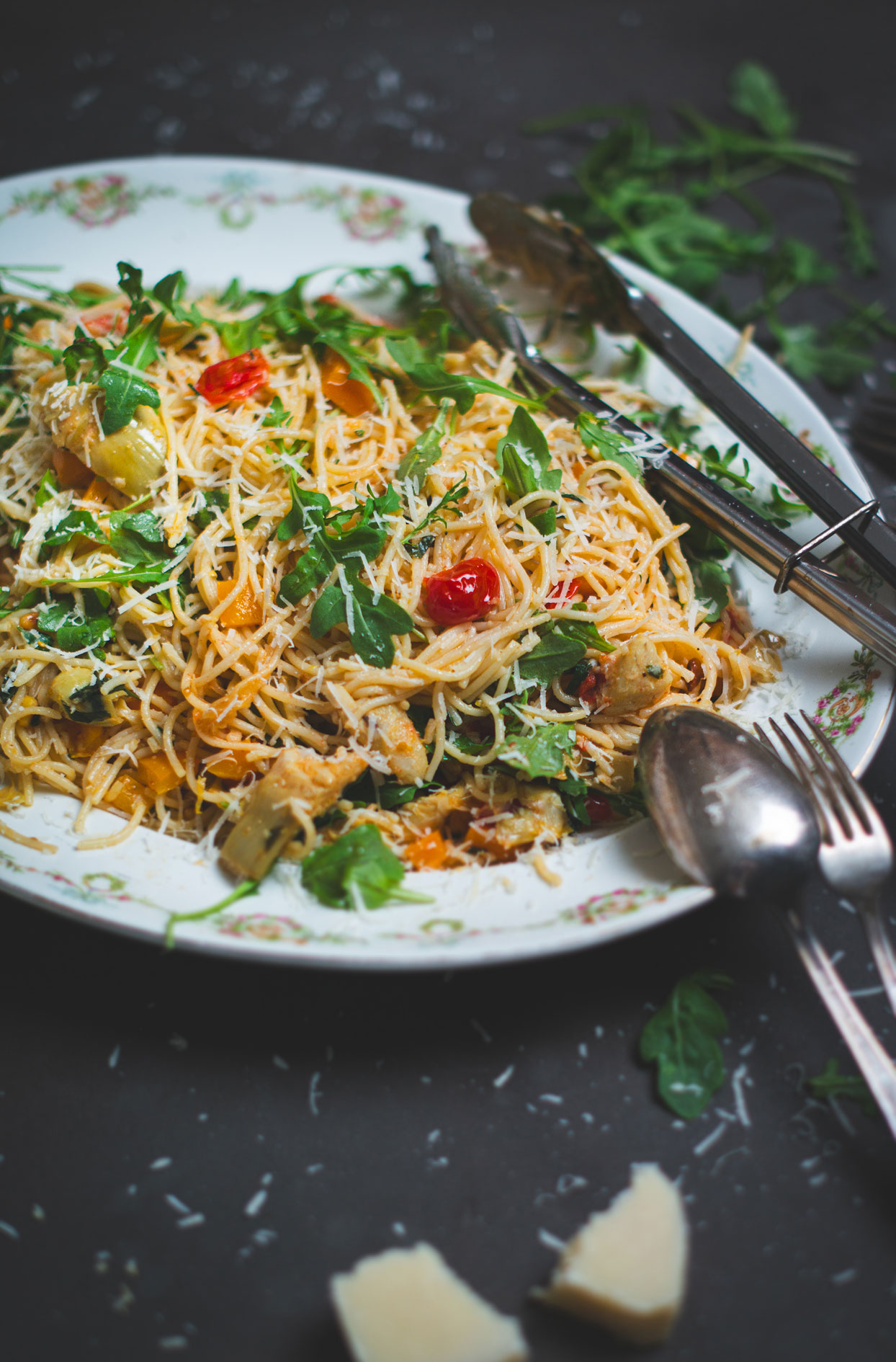 Spaghettinis aux artichauts et aux tomates cerises