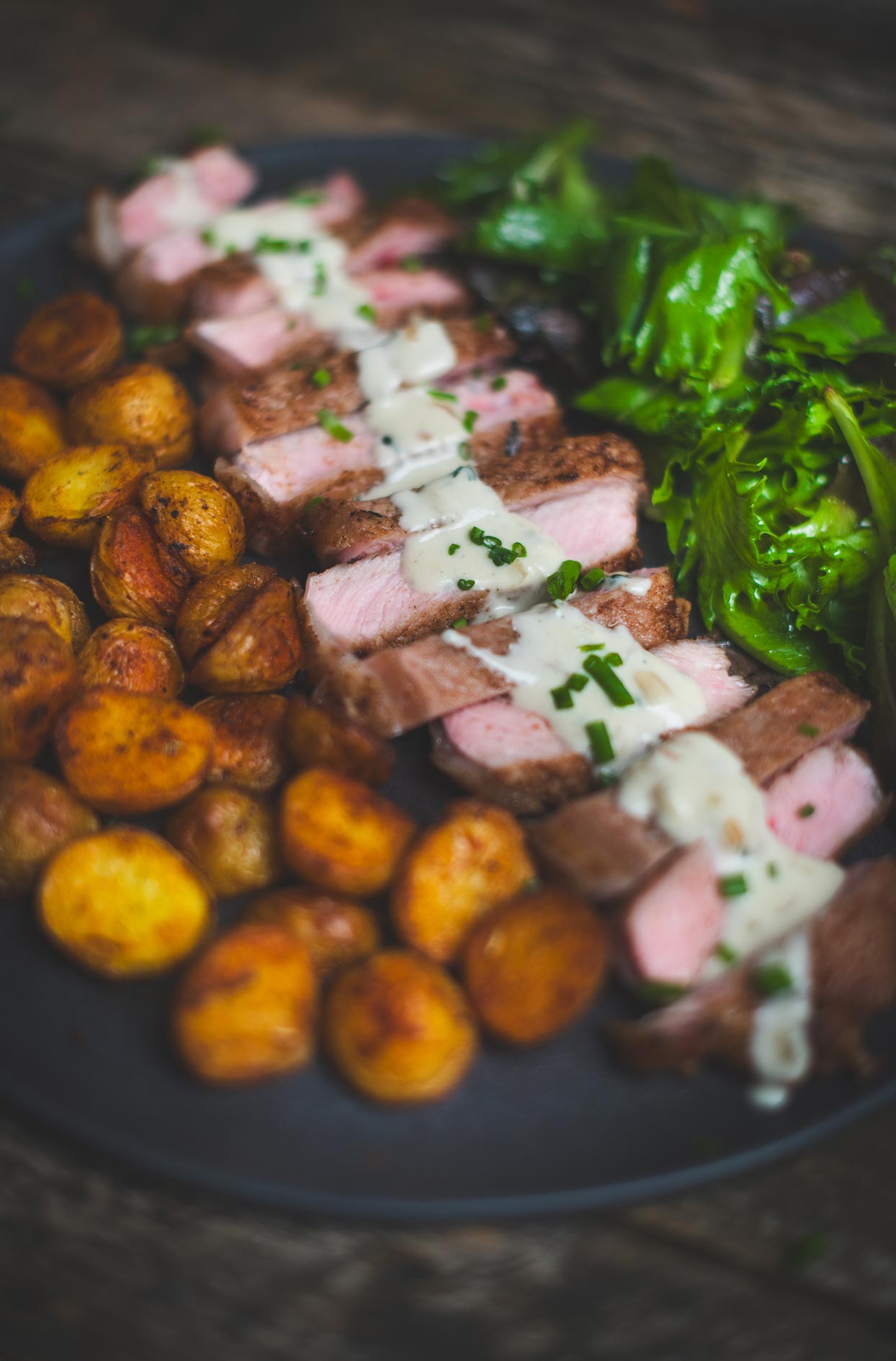 Contre-filet de veau grillés avec sauce au fromage bleu