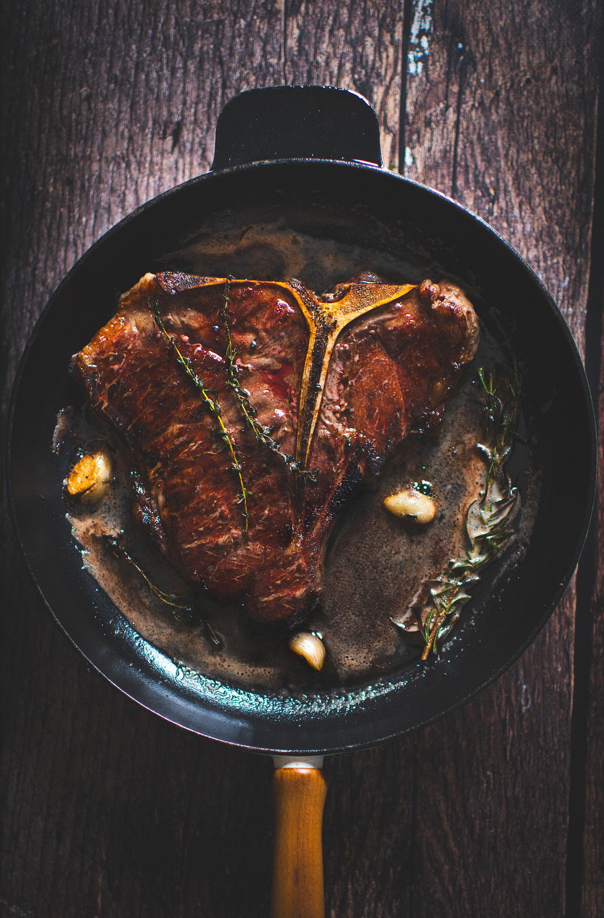 T-bone de boeuf poêlé, beurre au thym et au romarin