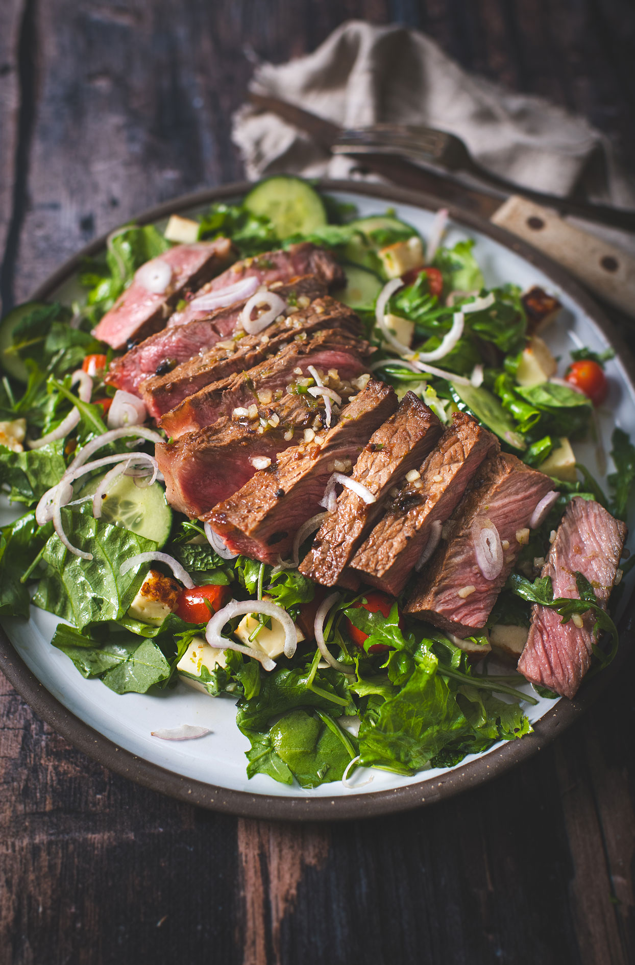 Salade thaïe au steak et halloumi grillé