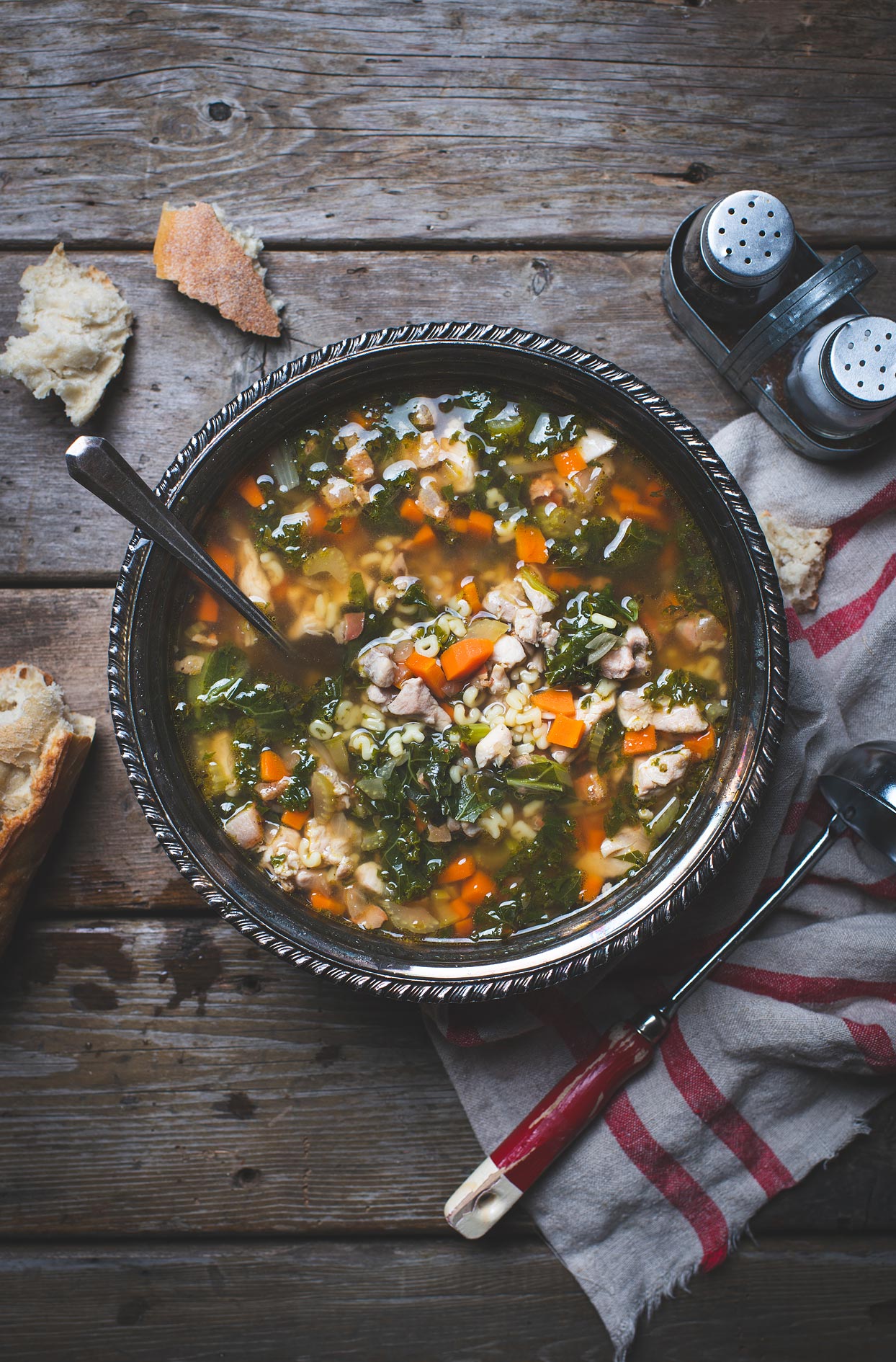 Soupe au poulet, aux nouilles et à la pancetta