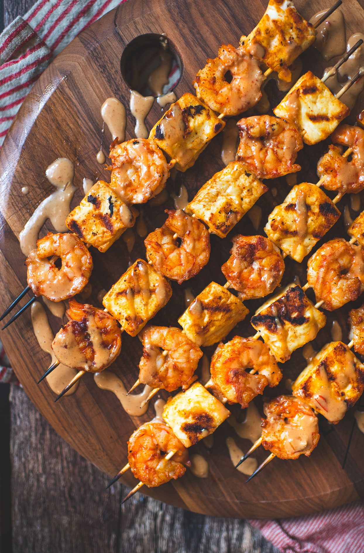 Brochettes de crevettes et halloumi avec sauce bang bang maison