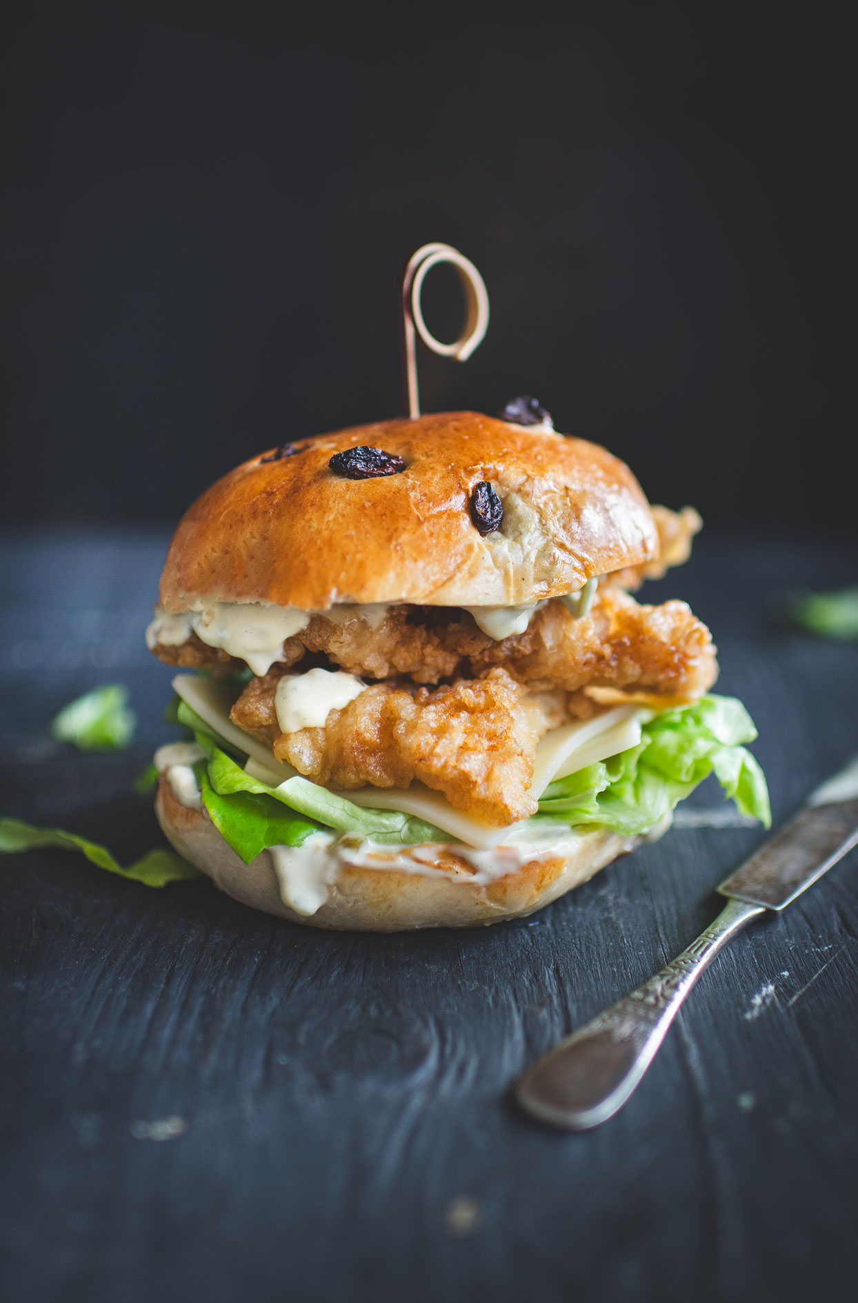 Burger de poisson sur pain brioché aux raisins
