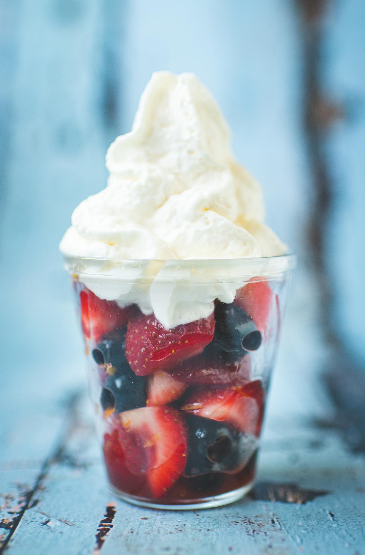 Fraises et bleuets macérés au limoncello et à l&rsquo;érable