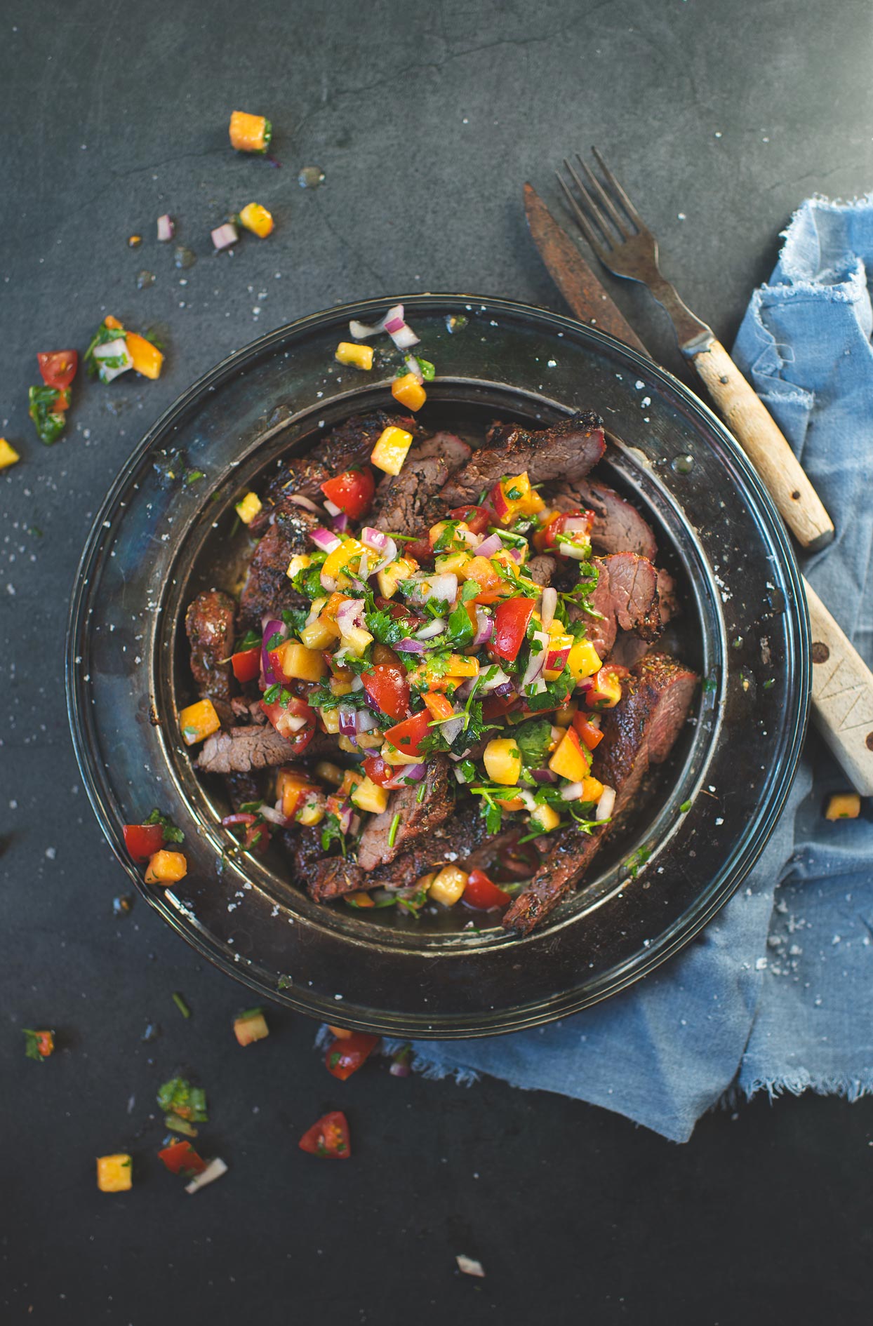 Bavette de bœuf grillée aux épices jerk et salsa à la pêche