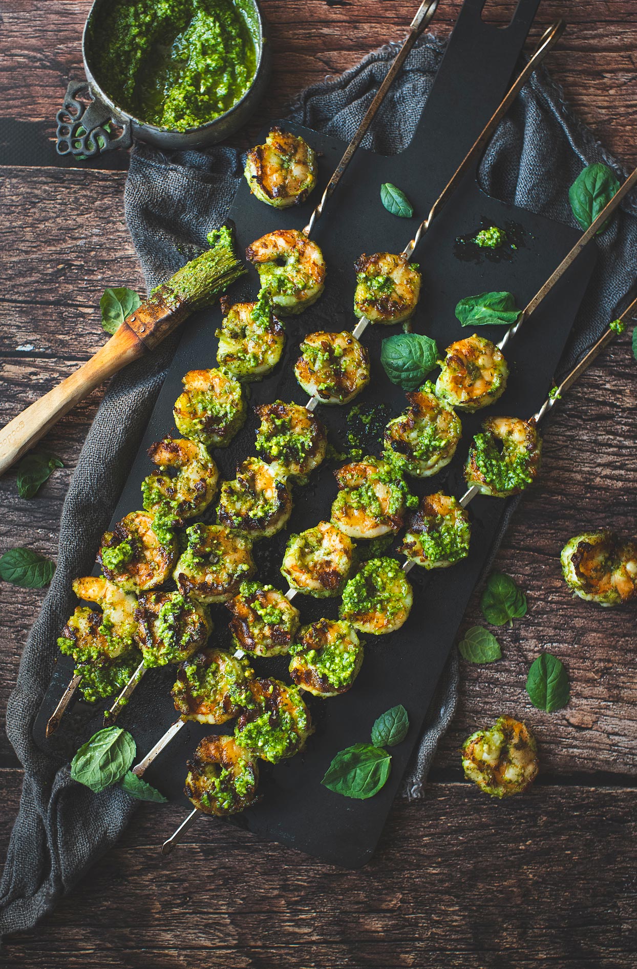 Brochettes de crevettes grillées avec pesto de coriandre