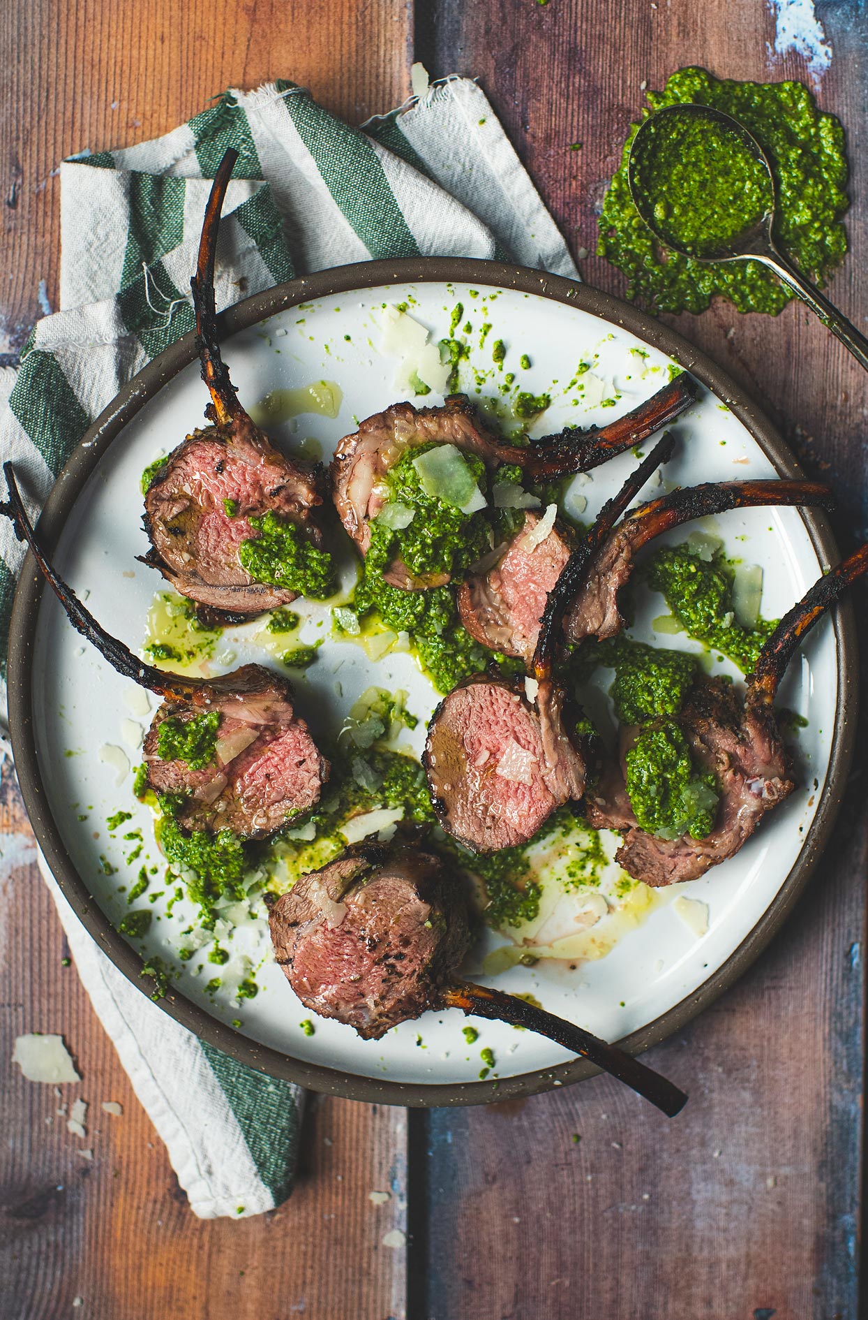 Carré d&rsquo;agneau grillé avec pesto de coriandre
