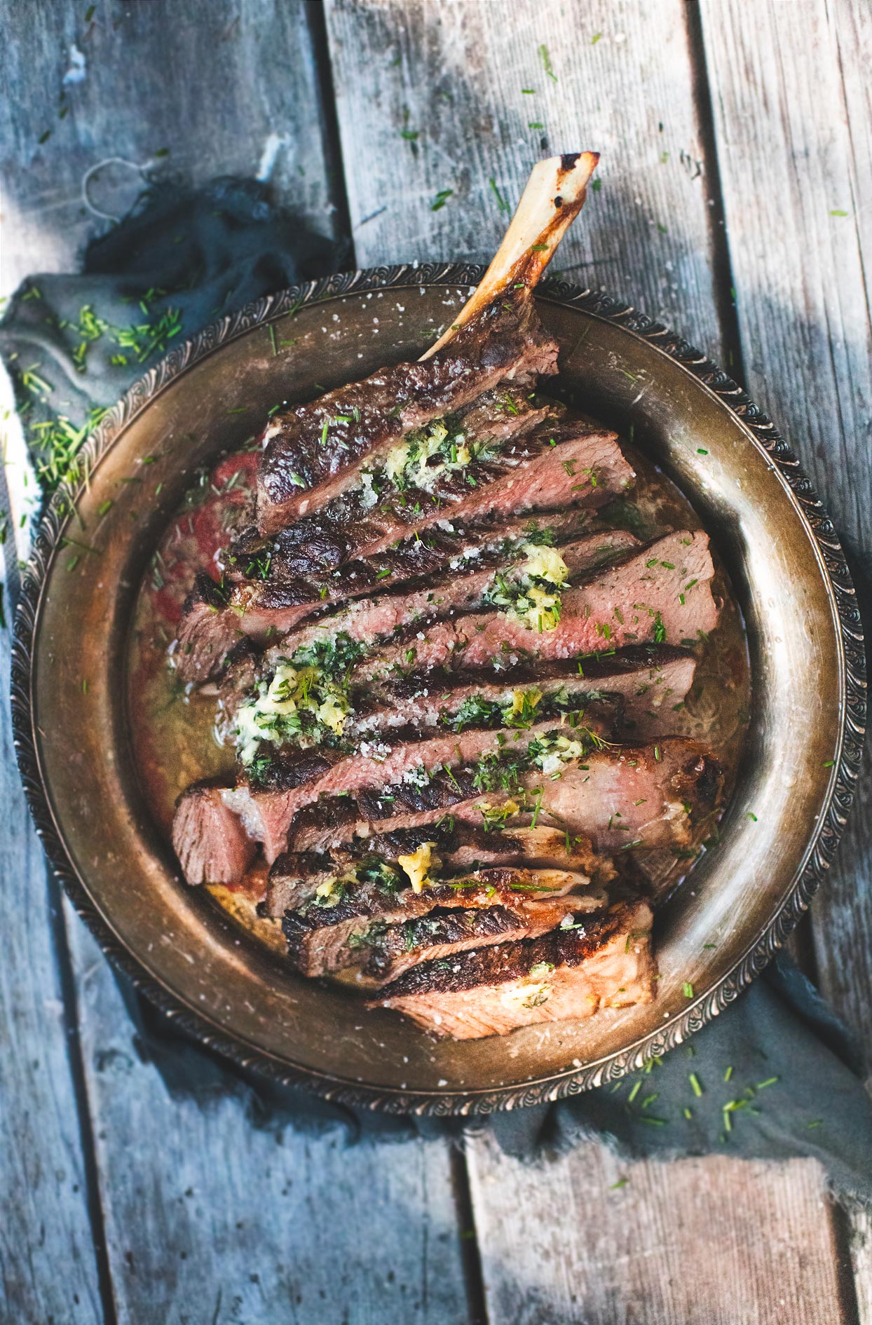 Rôti de côte de bœuf au four avec beurre d’ail rôti