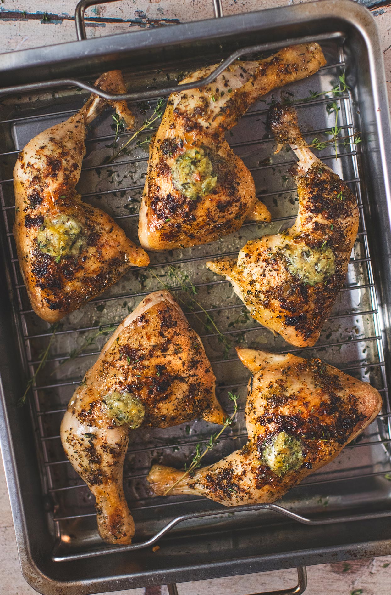 Cuisses de poulet au four avec beurre à l&rsquo;ail rôti