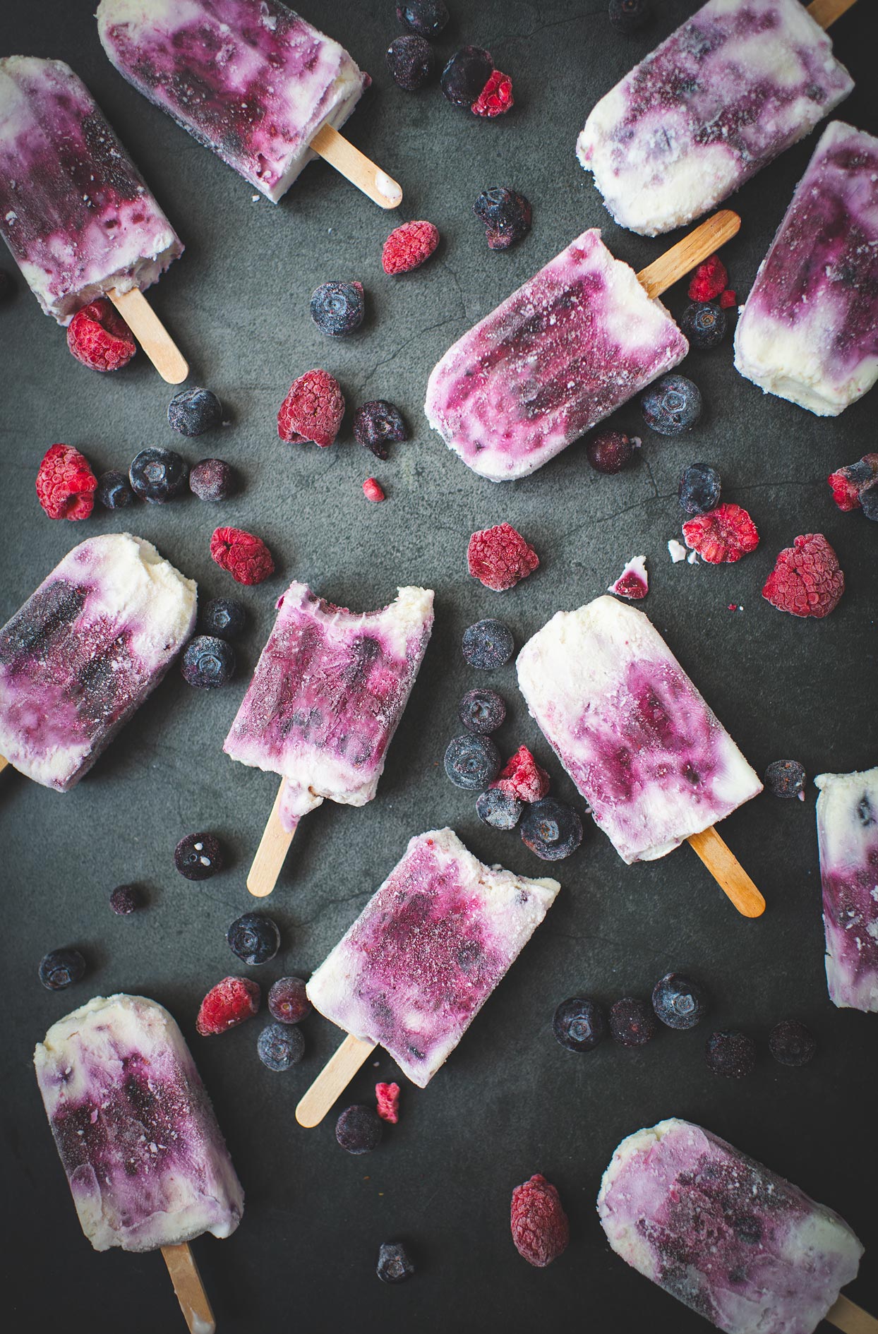 Popsicles au yogourt et aux petits fruits