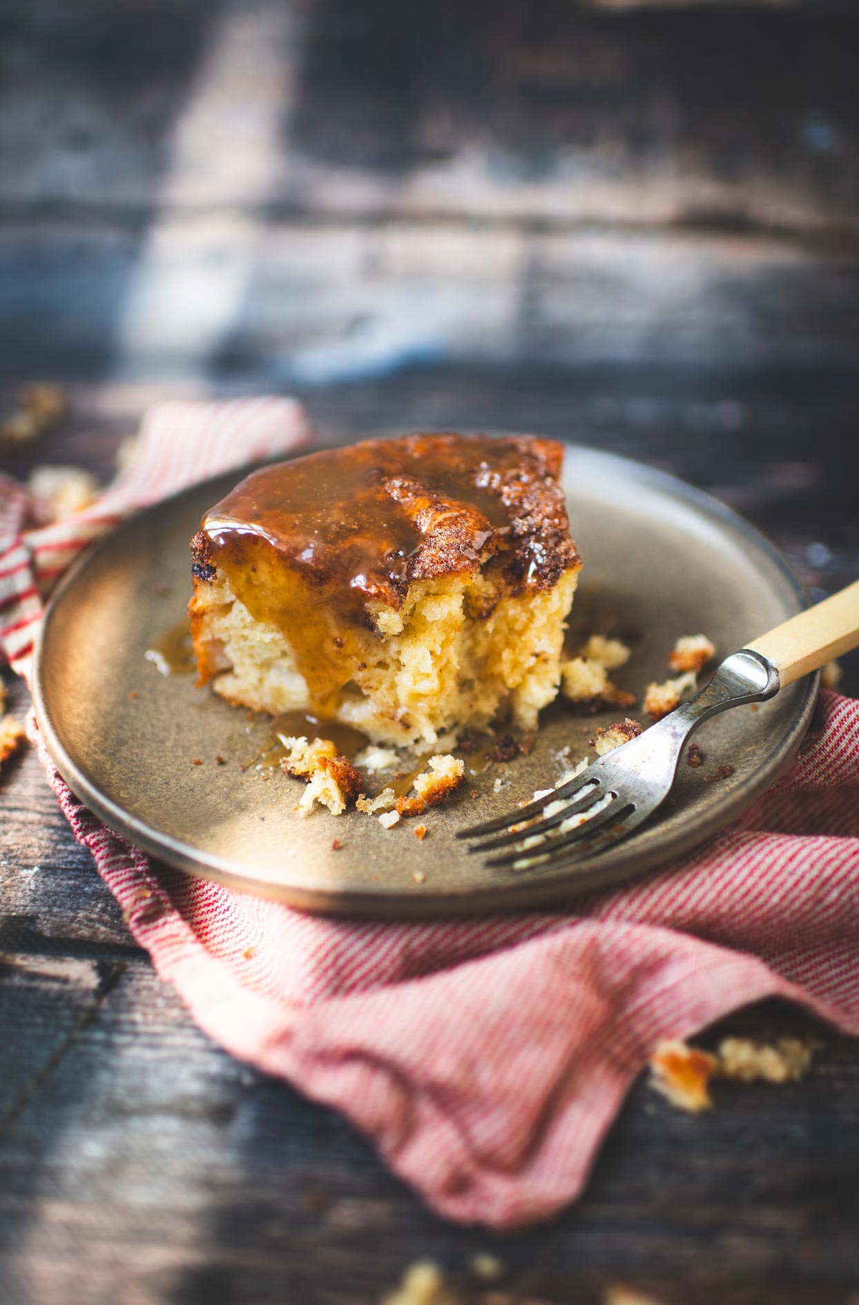 Gâteau aux pommes moelleux et sauce au caramel