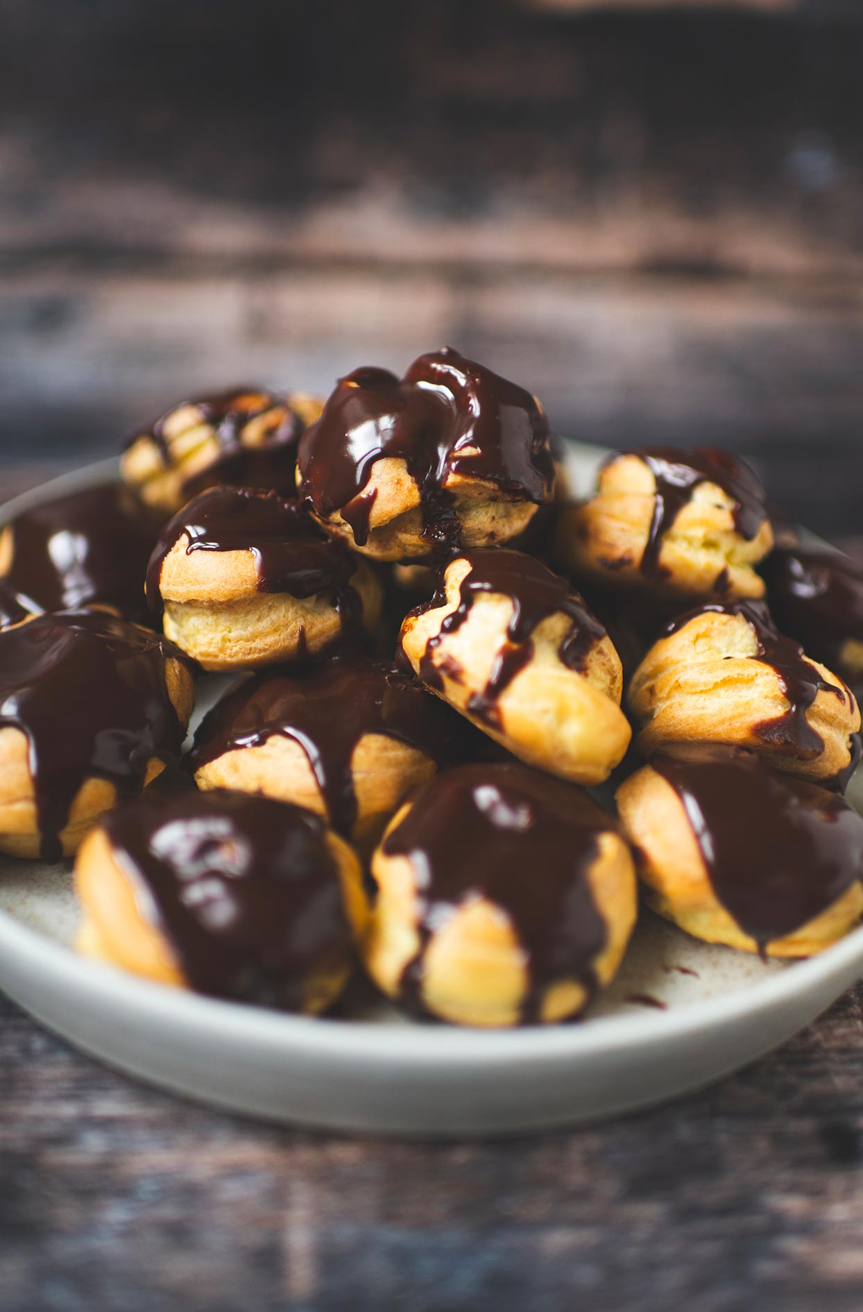 Profiteroles avec crème pâtissière et ganache au chocolat
