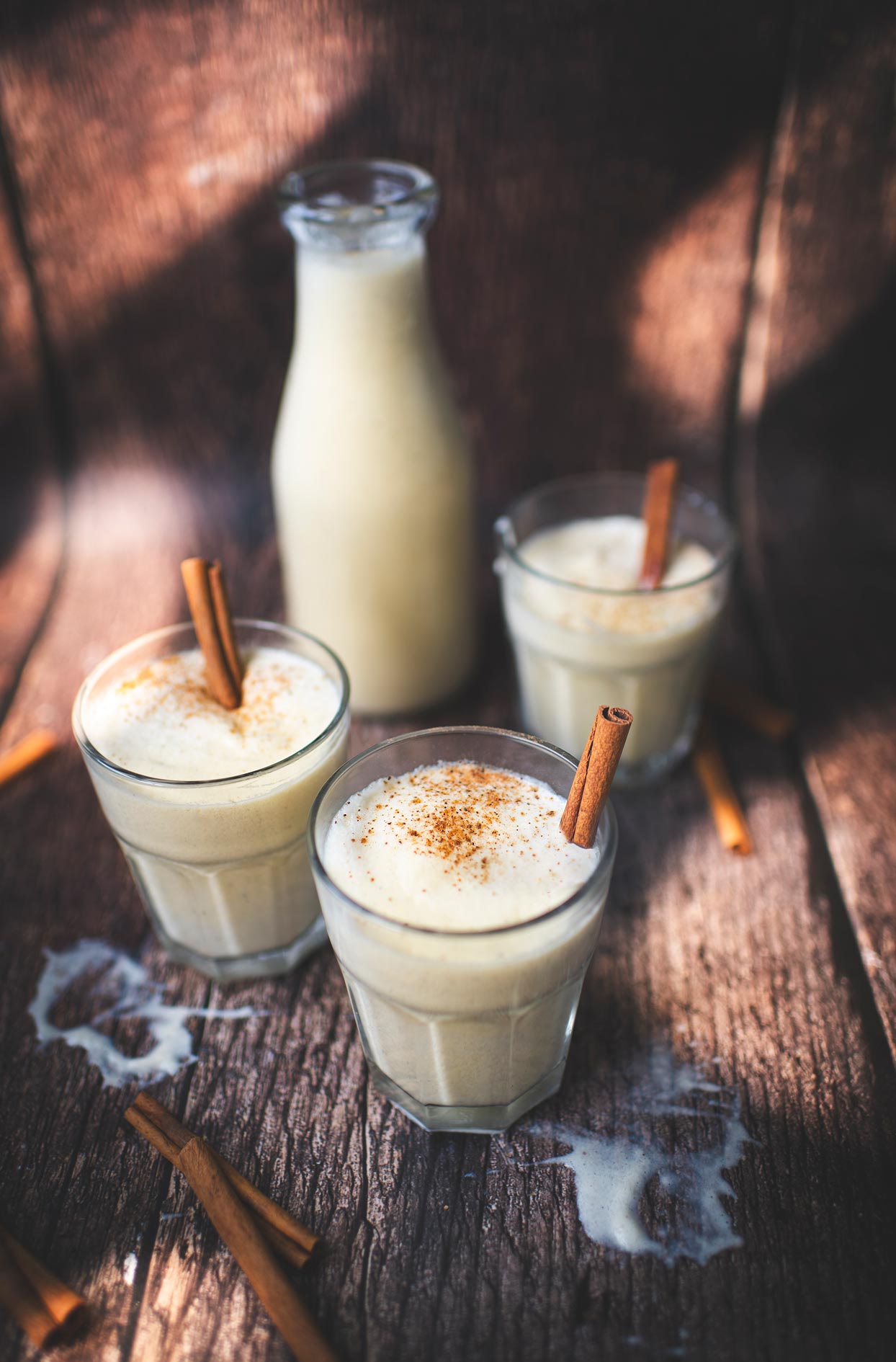 Lait de poule traditionnel au rhum brun et aux épices