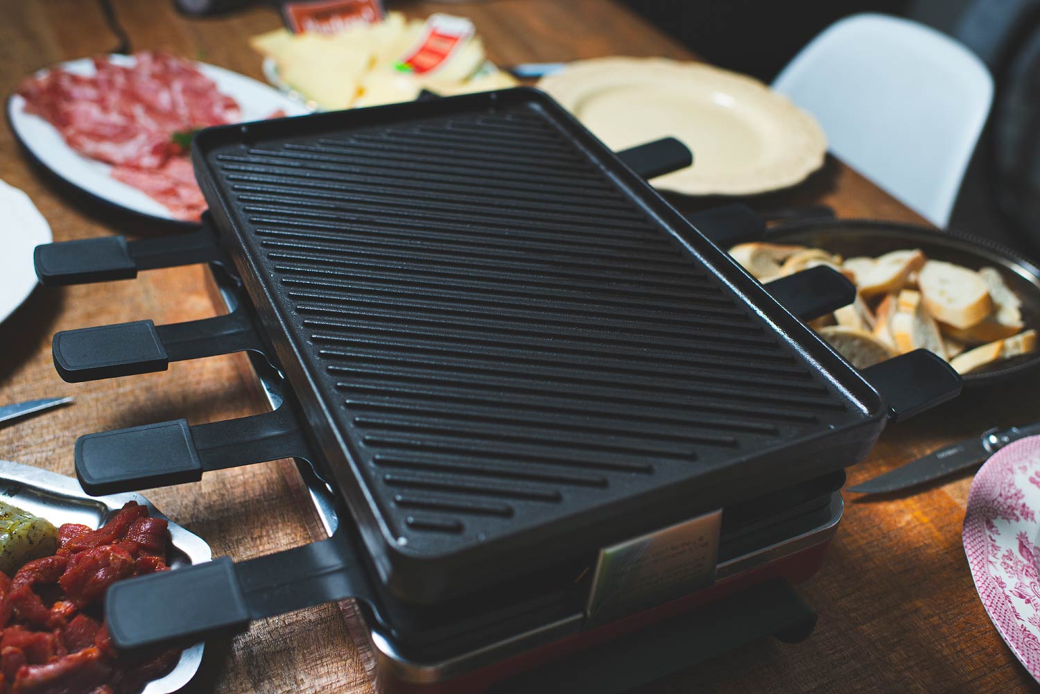 Appareil à raclette vide avec sa plaque de fonte