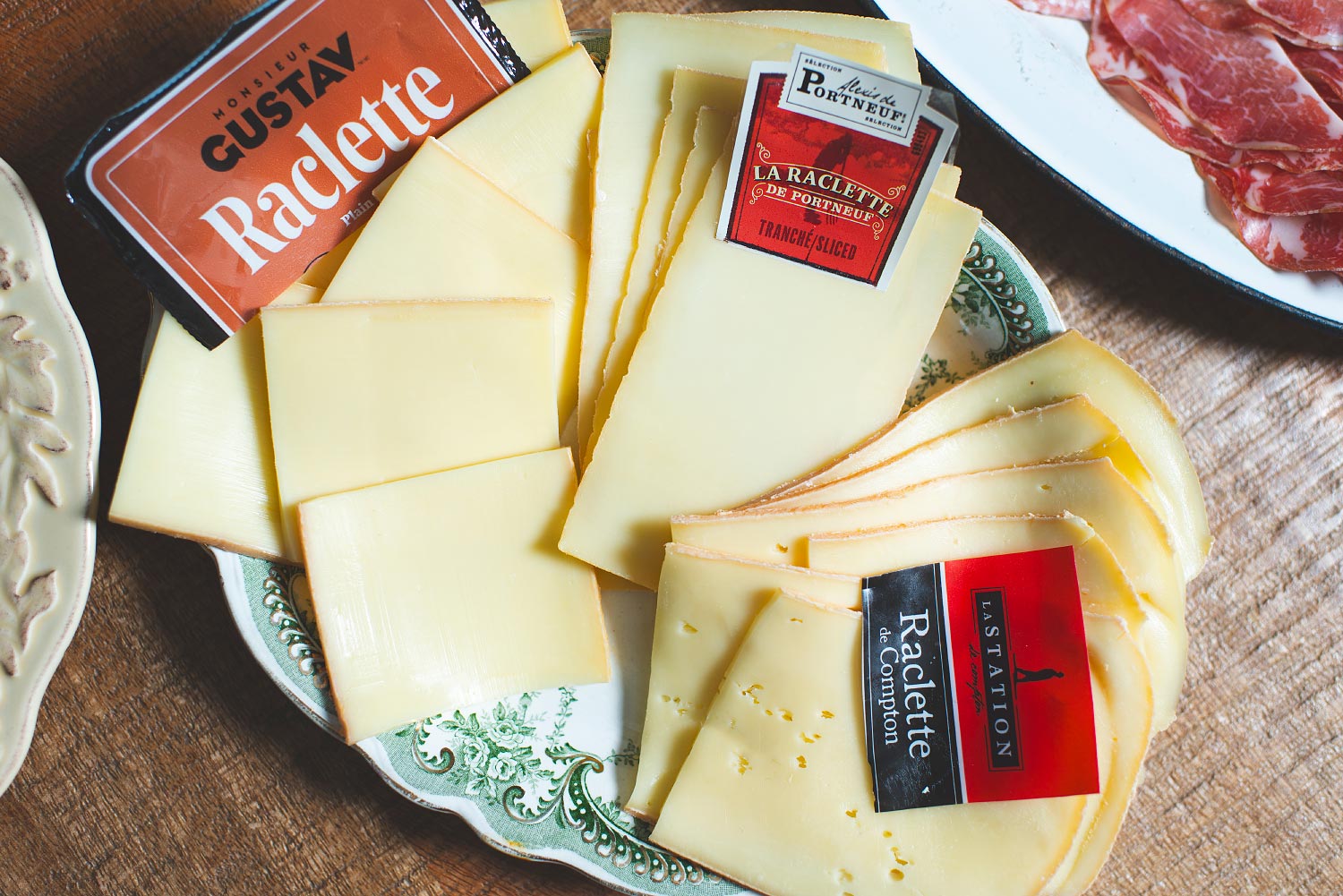 Fromages à raclette du Québec tranchés sur une assiette