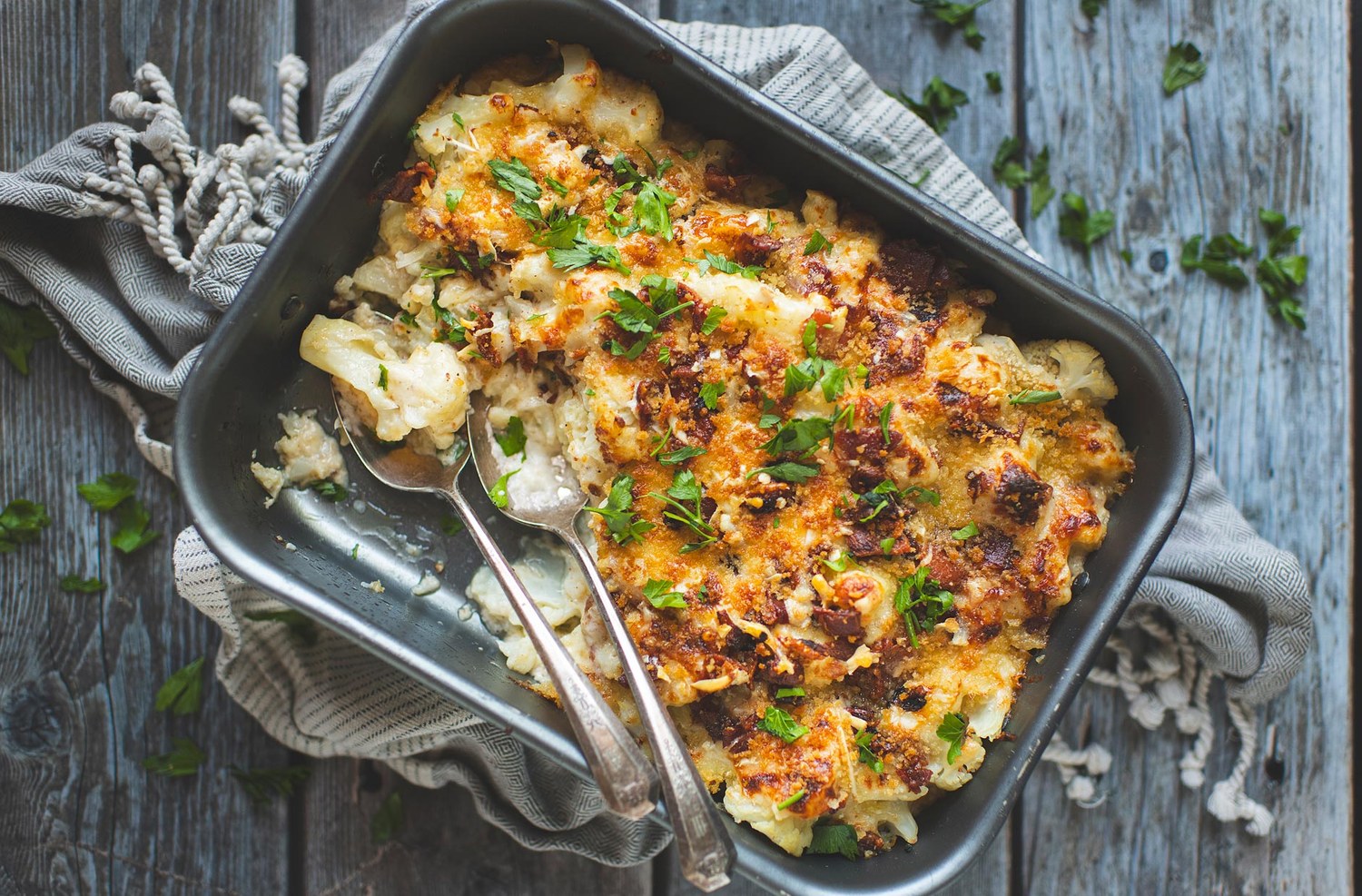 Gratin de chou-fleur au bacon et au fromage à raclette, doré, dans son plat