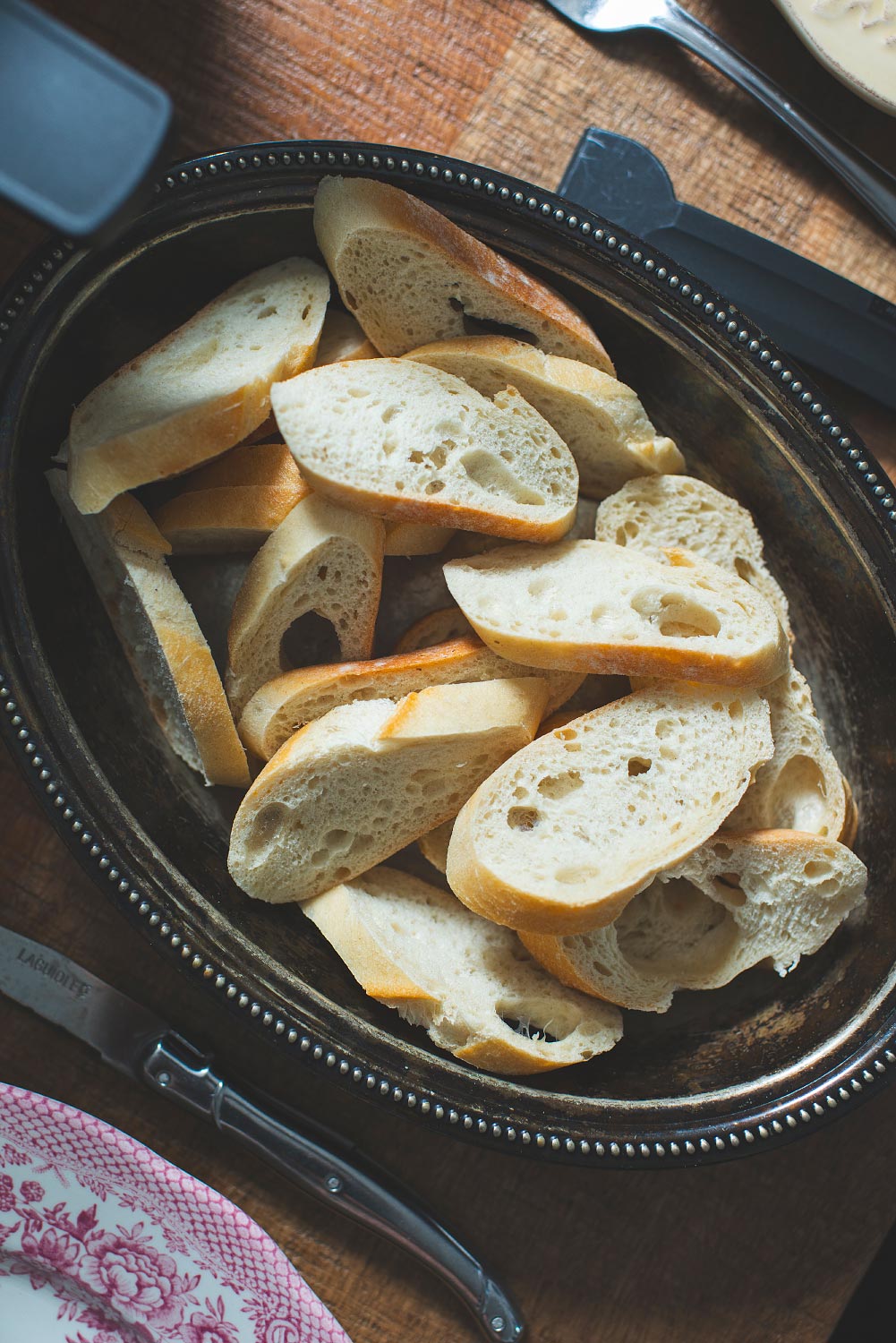 Tranches de baguette minces pour la raclette