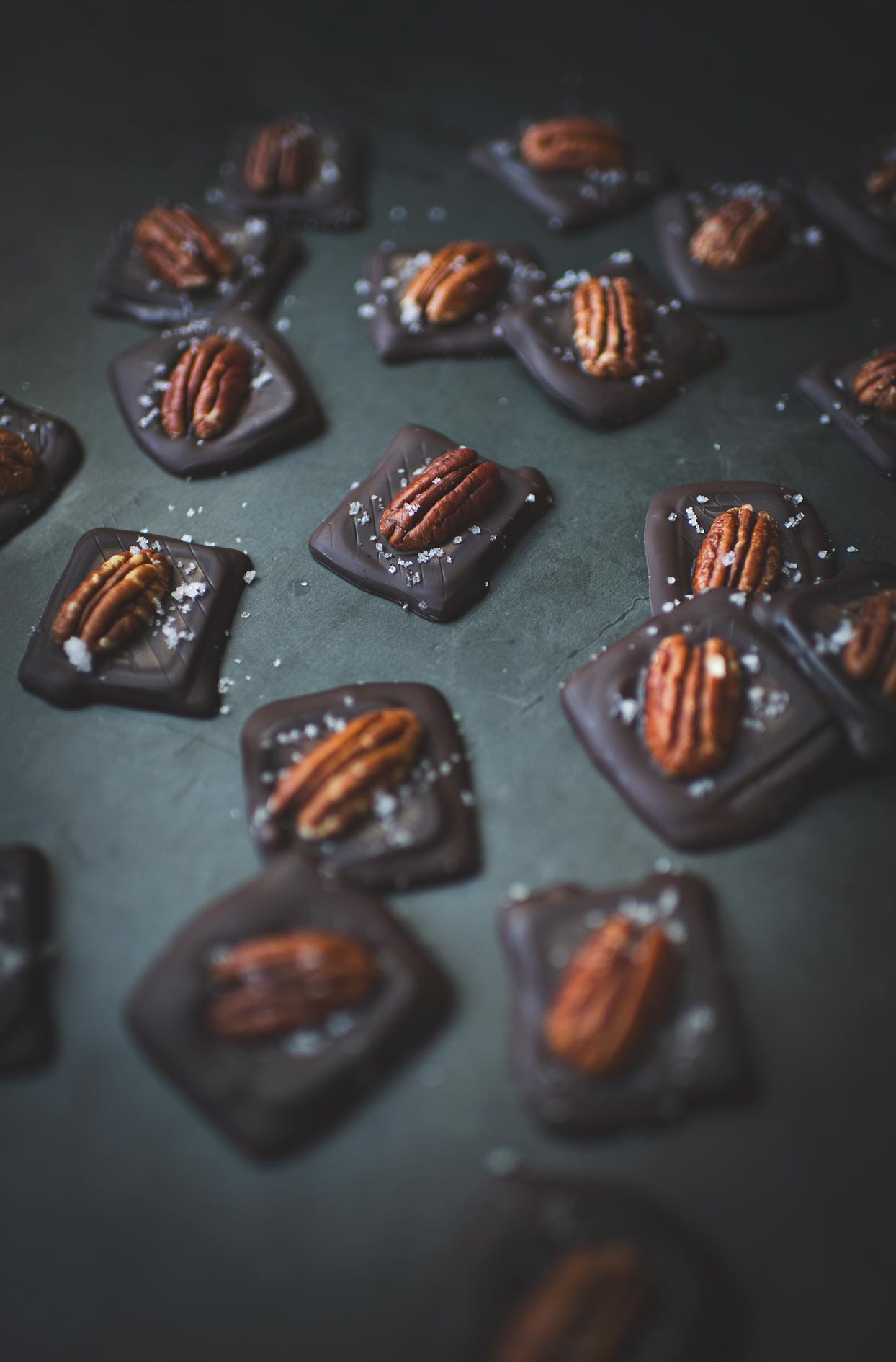 Mendiants au chocolat aux pacanes et à la fleur de sel