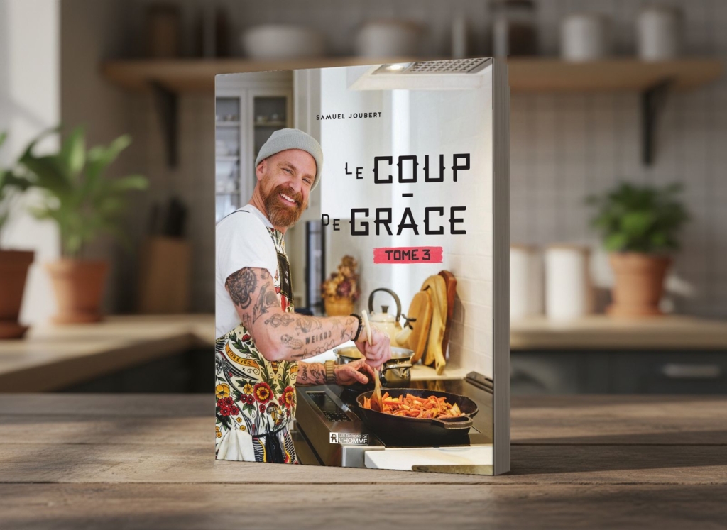 Le livre Le Coup de Grâce tome 3 de Samuel Joubert, debout sur une table de cuisine