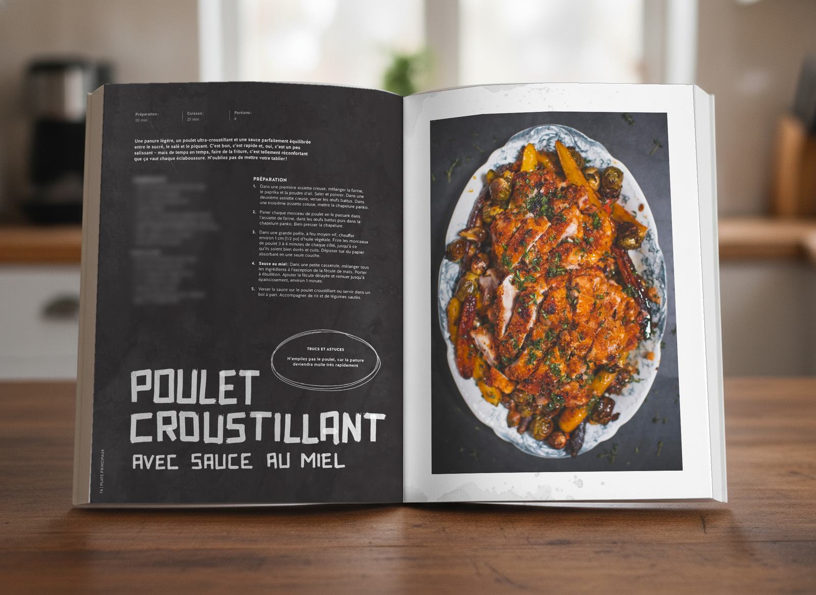 Livre ouvert à la recette du poulet croustillant avec sauce au miel, ingrédients floutés
