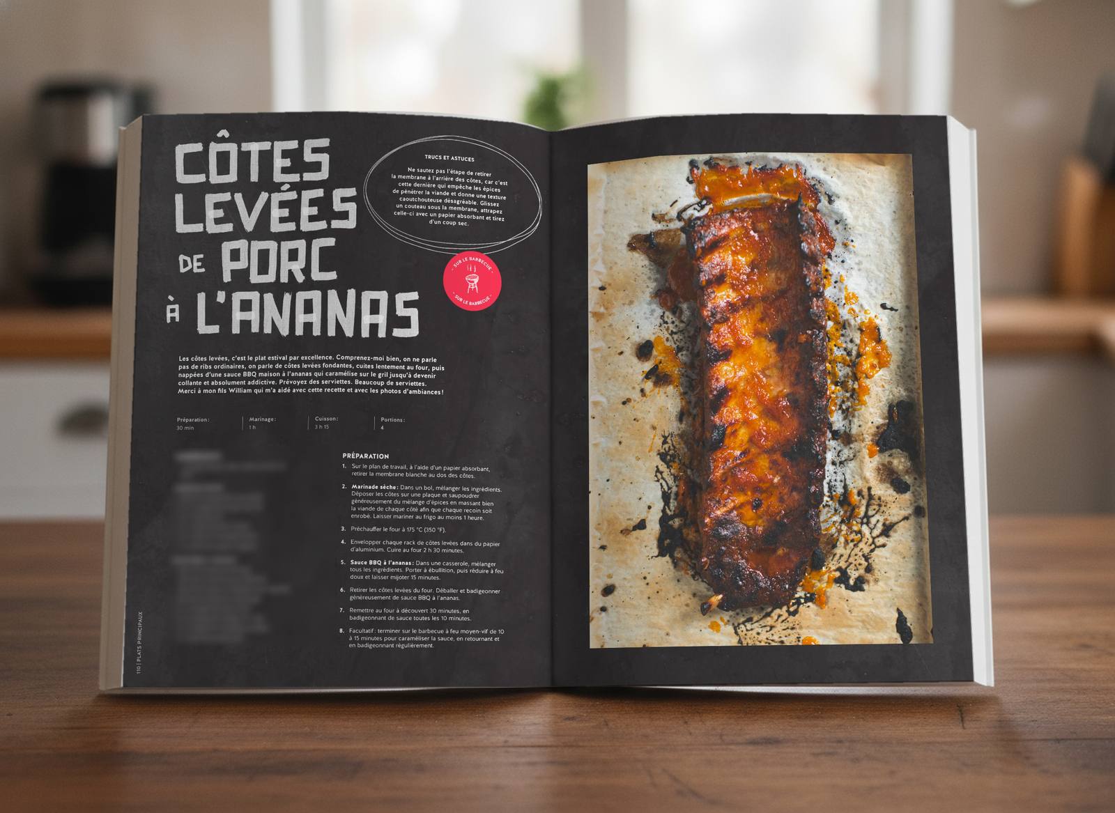 Livre ouvert à la recette des côtes levées de porc à l'ananas, ingrédients floutés