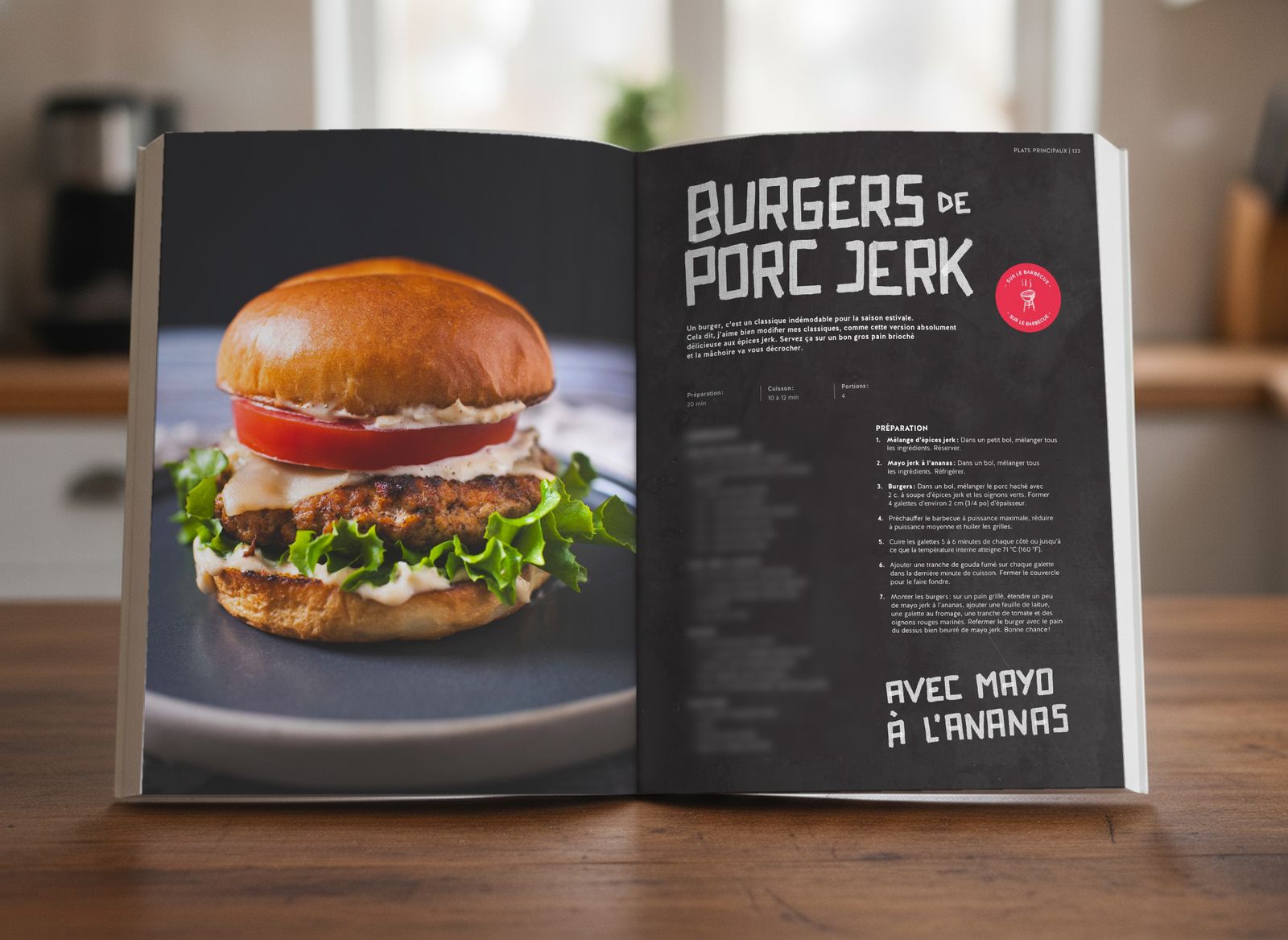 Livre ouvert à la recette des burgers de porc jerk, ingrédients floutés
