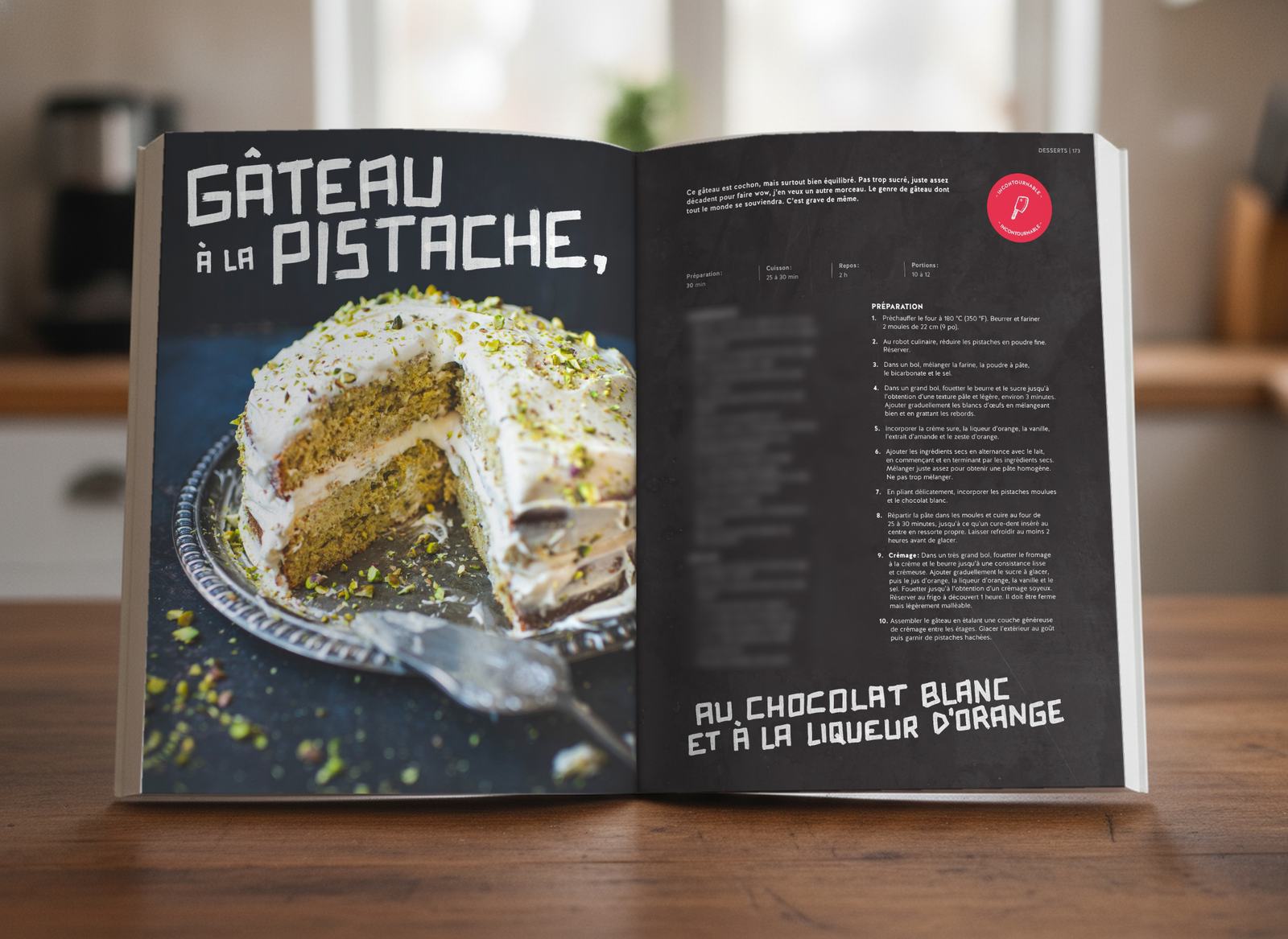 Livre ouvert à la recette du gâteau à la pistache, ingrédients floutés