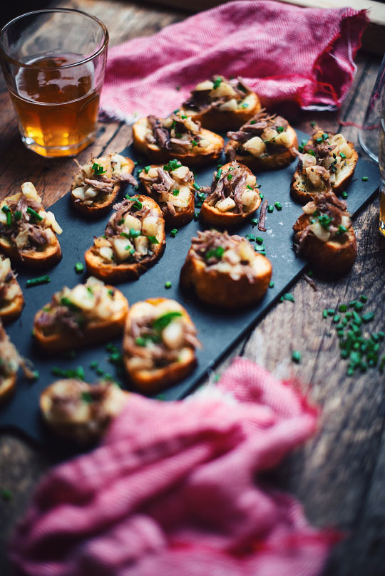 Crostinis De Canard Confit Avec Pommes Sautees A La Biere Au Miel